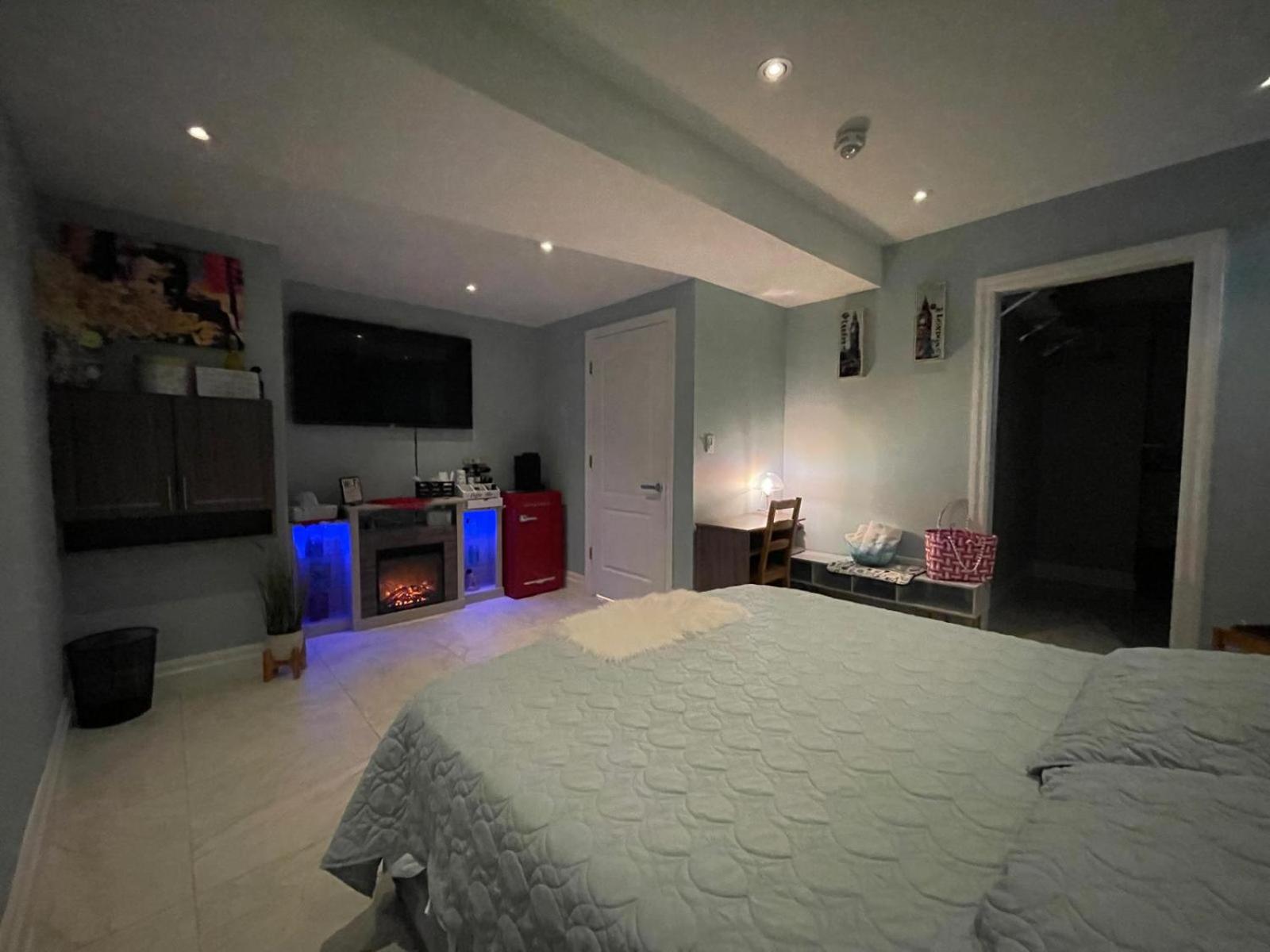 Beautiful luxurious suite close to lakeshore