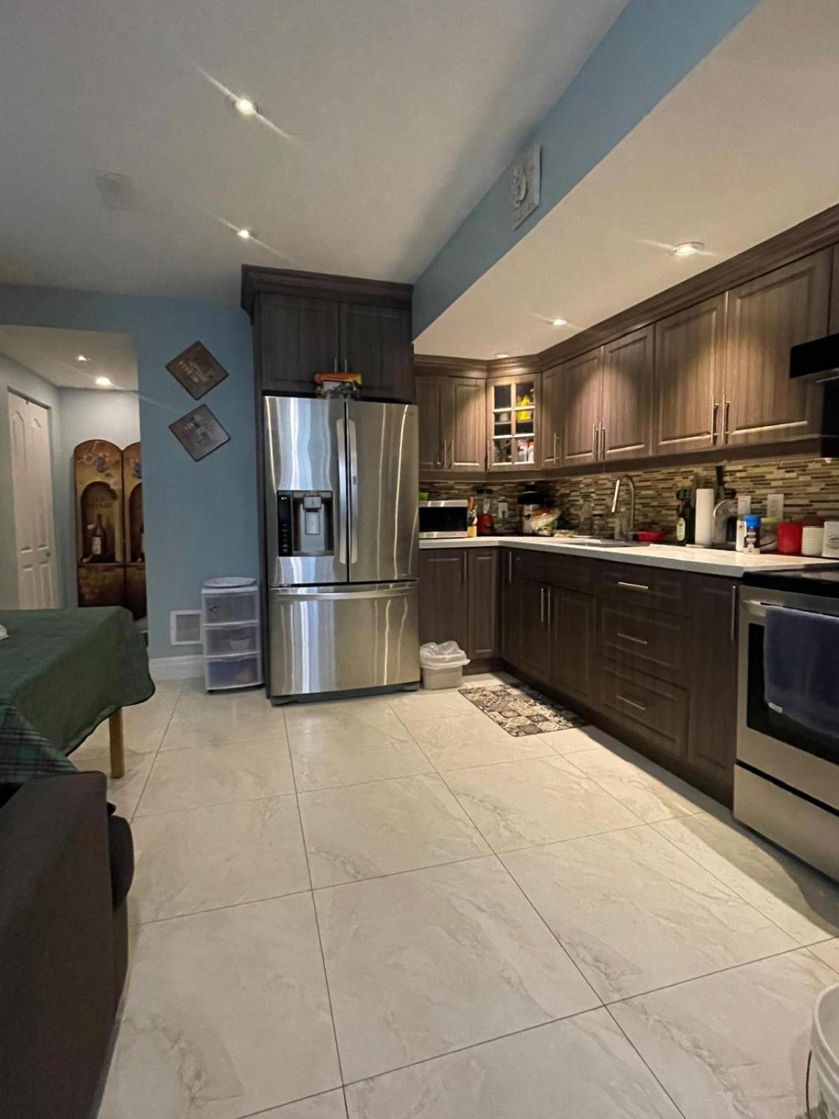 Beautiful luxurious suite close to lakeshore