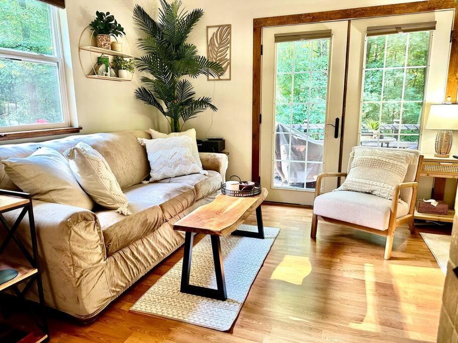 Luxury Cabin, King Bed, Fire Pit, River Access - The Arbor Cabin view 3