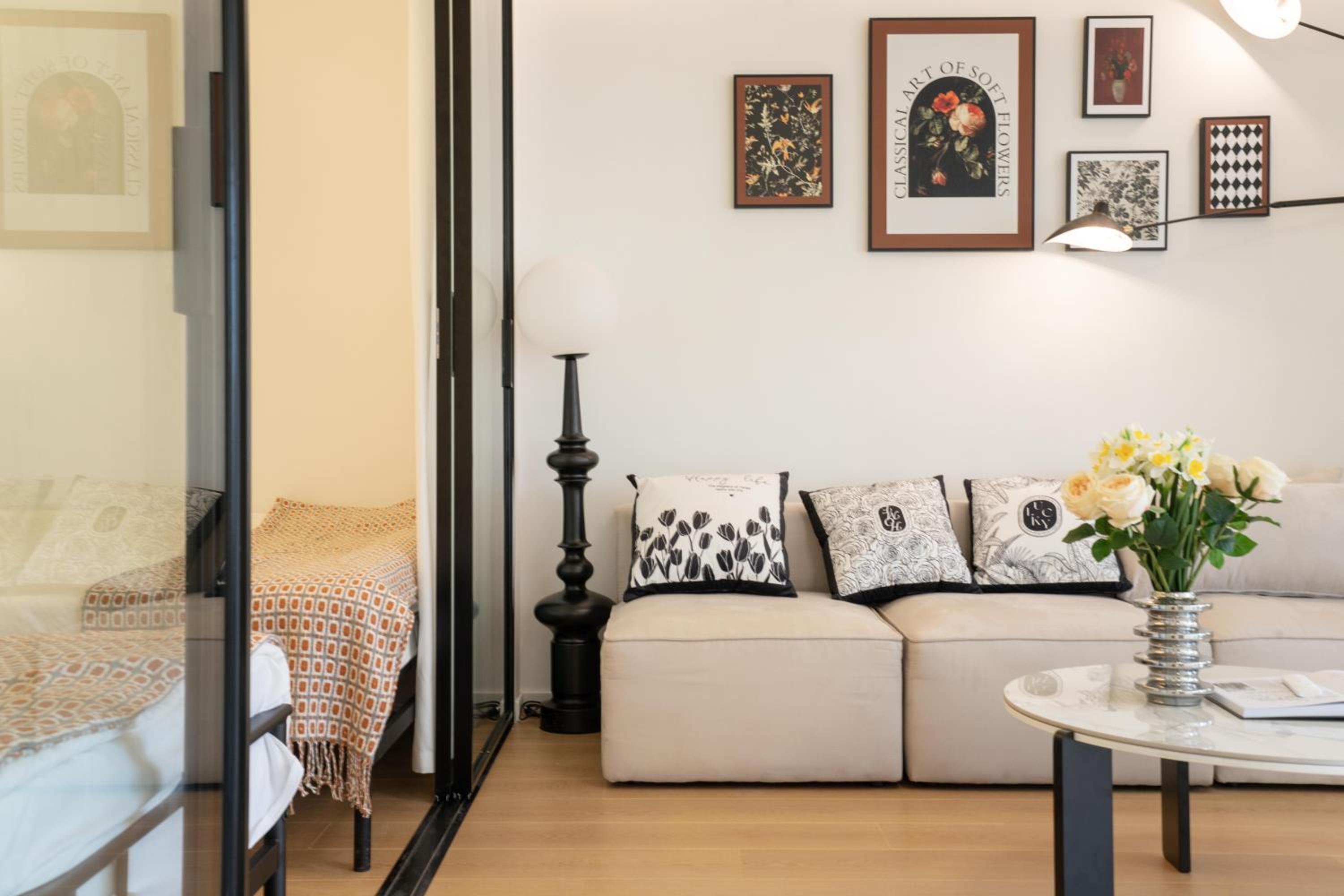 Yi Du Home with Double Views-At West Nanjing Road, Near Metro, Cards OK