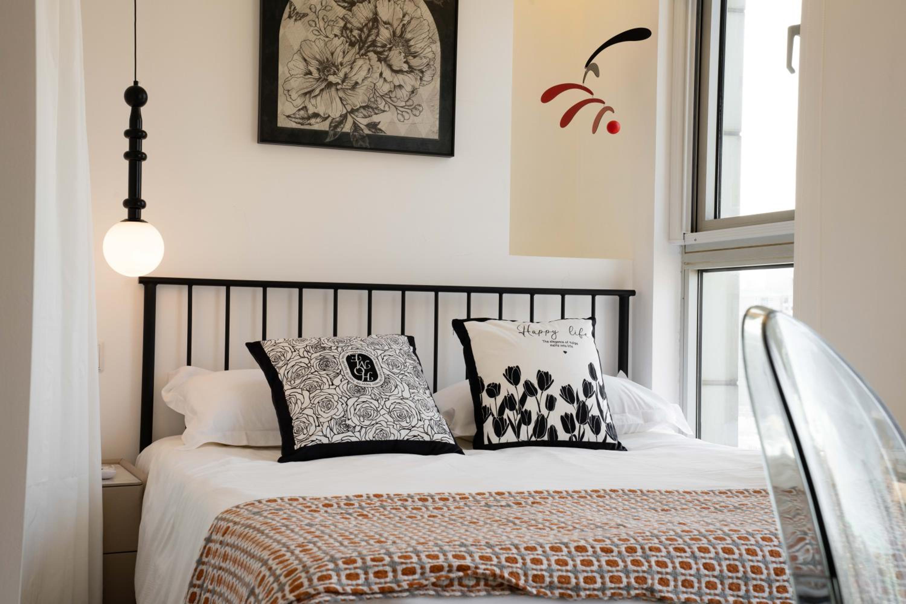 Yi Du Home with Double Views-At West Nanjing Road, Near Metro, Cards OK