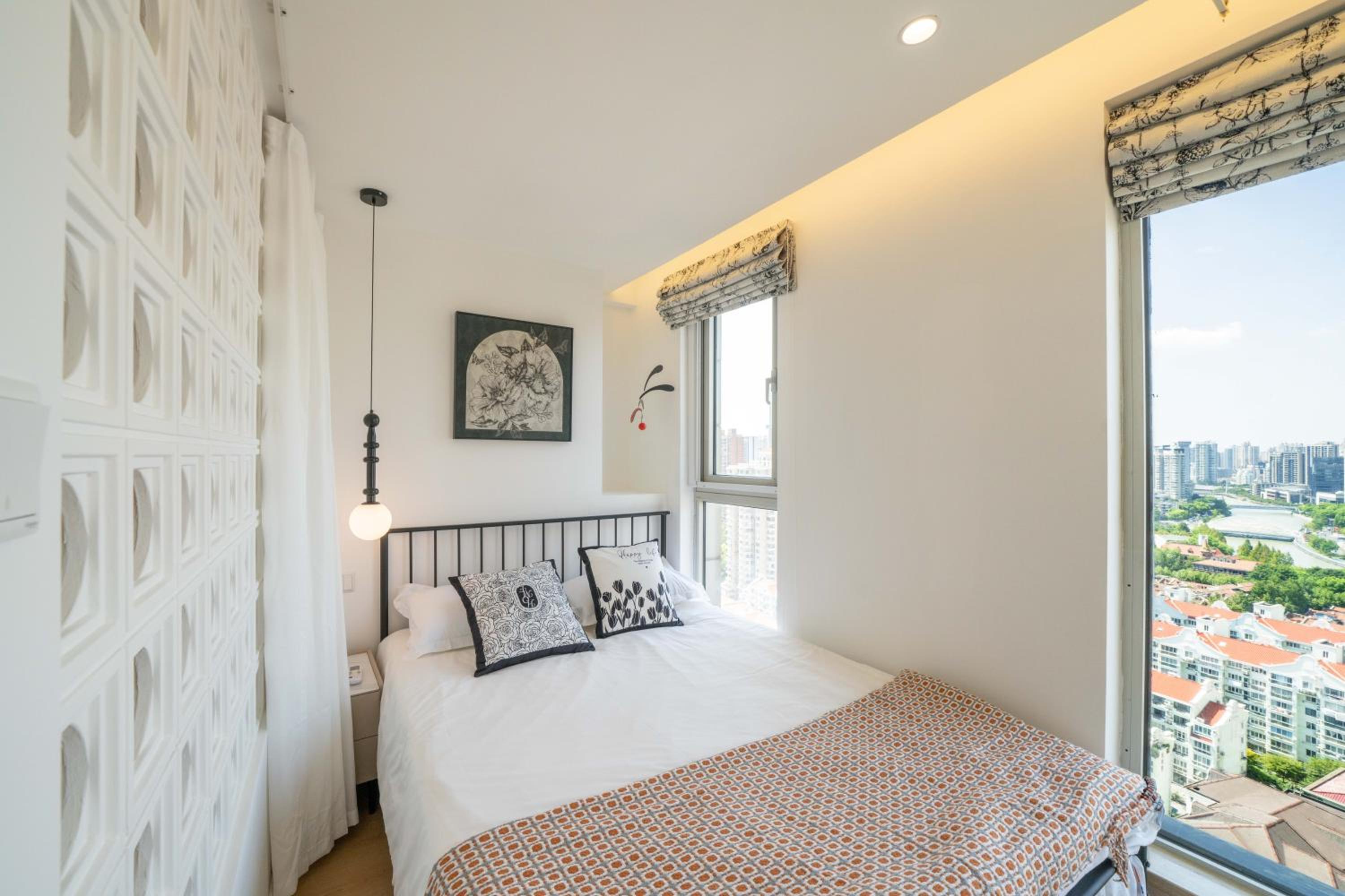 Yi Du Home with Double Views-At West Nanjing Road, Near Metro, Cards OK