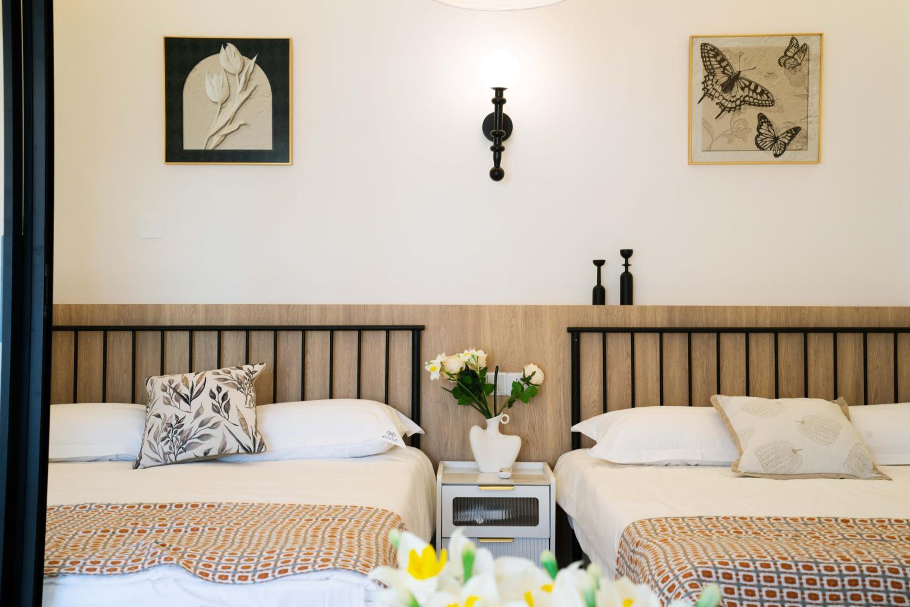 Yi Du Home with Double Views-At West Nanjing Road, Near Metro, Cards OK