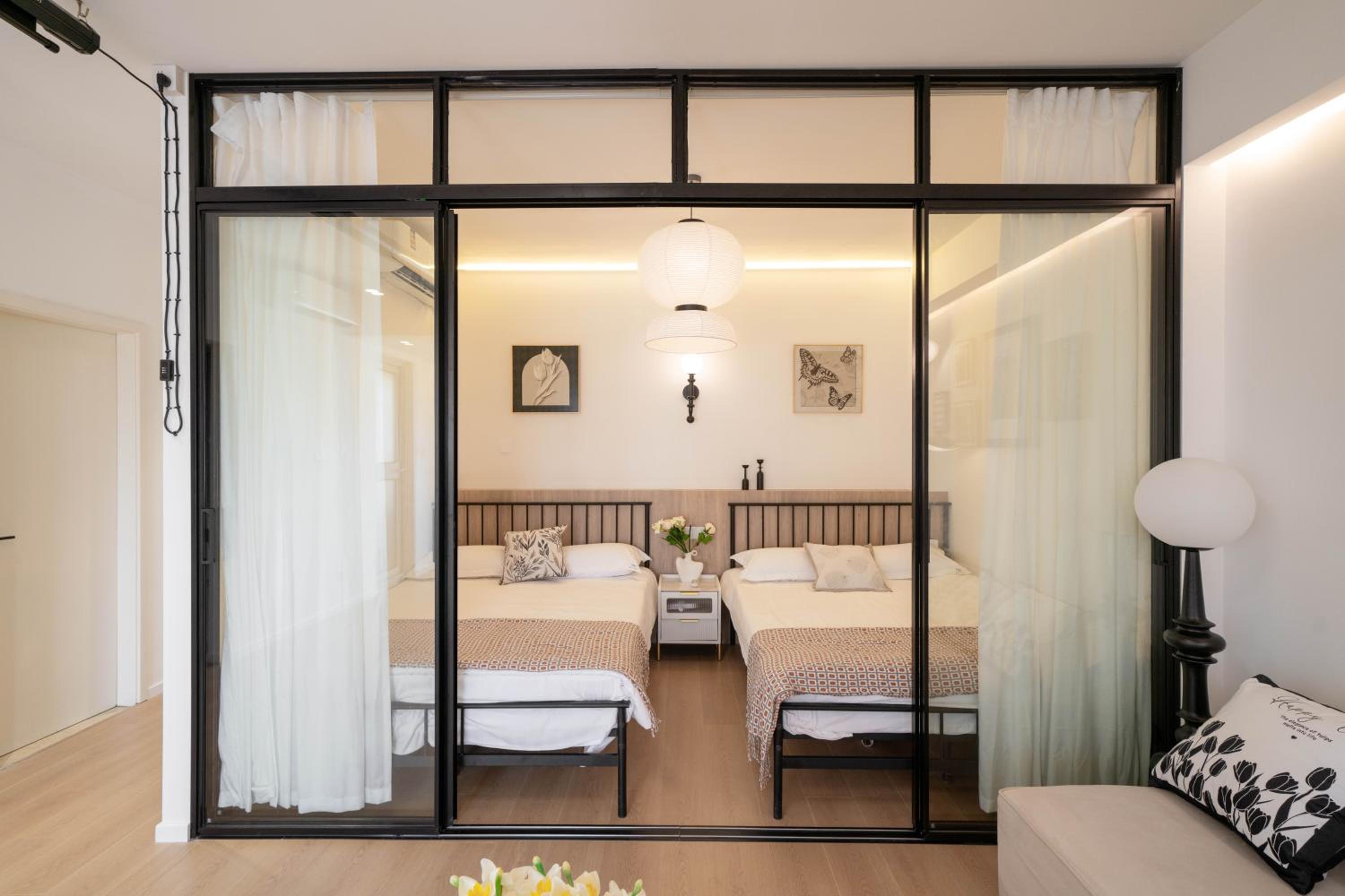 Yi Du Home with Double Views-At West Nanjing Road, Near Metro, Cards OK