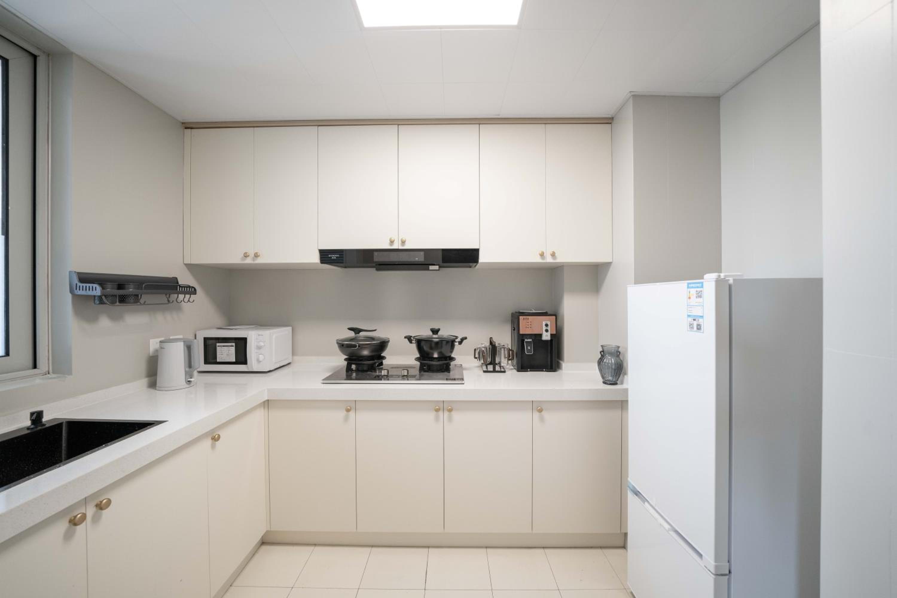 Yi Du Home with Double Views-At West Nanjing Road, Near Metro, Cards OK