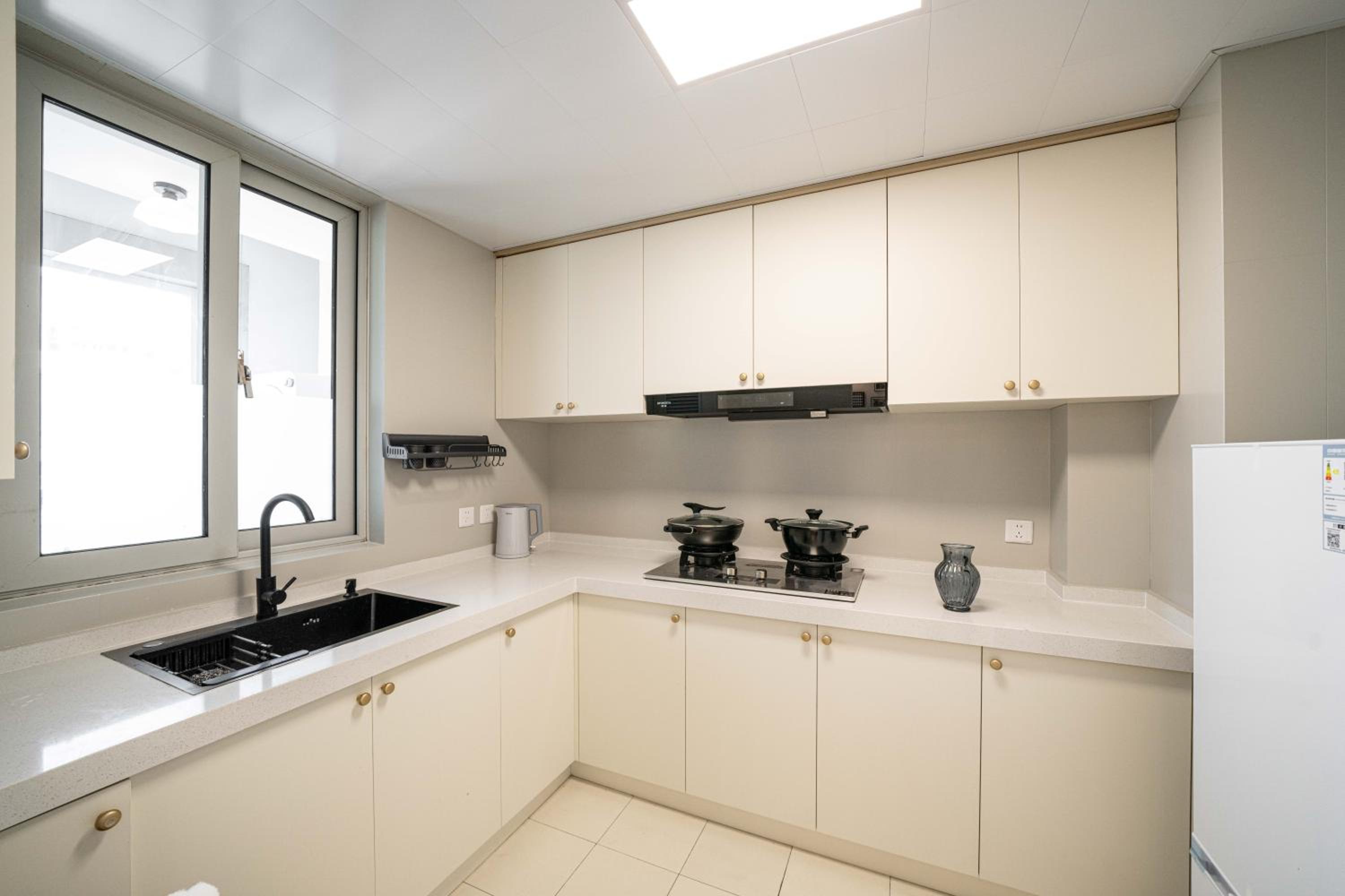 Yi Du Home with Double Views-At West Nanjing Road, Near Metro, Cards OK