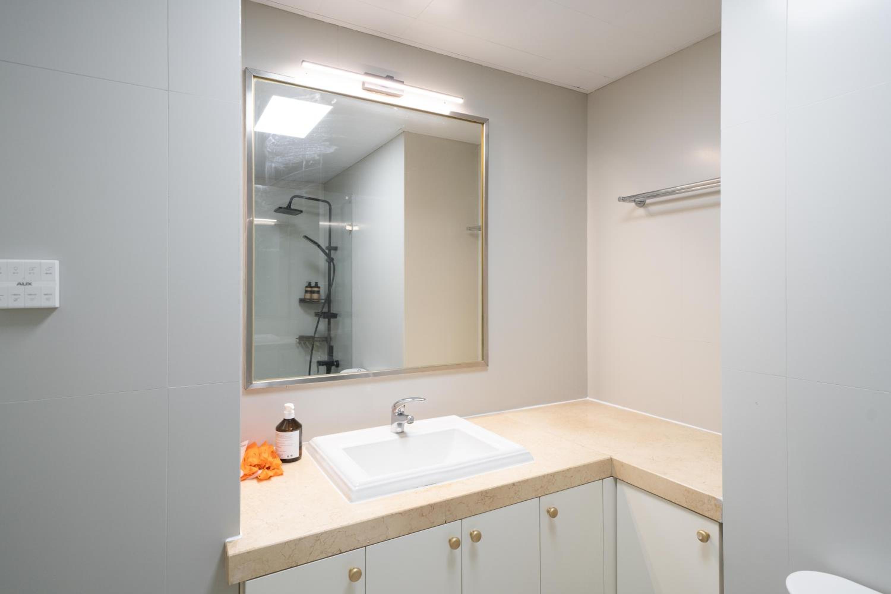 Yi Du Home with Double Views-At West Nanjing Road, Near Metro, Cards OK