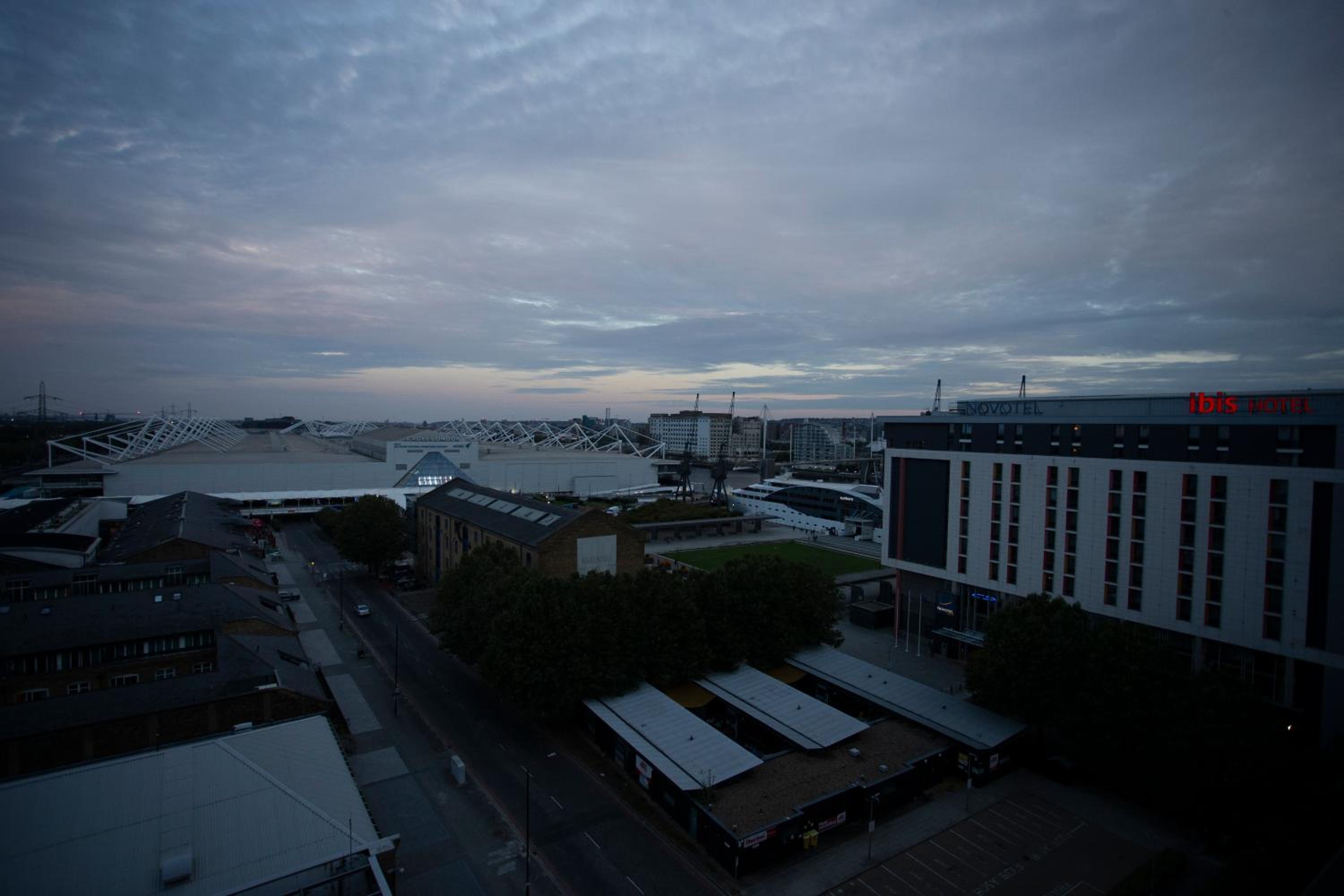Modern Gem near Excel London & O2 Arena Balcony!