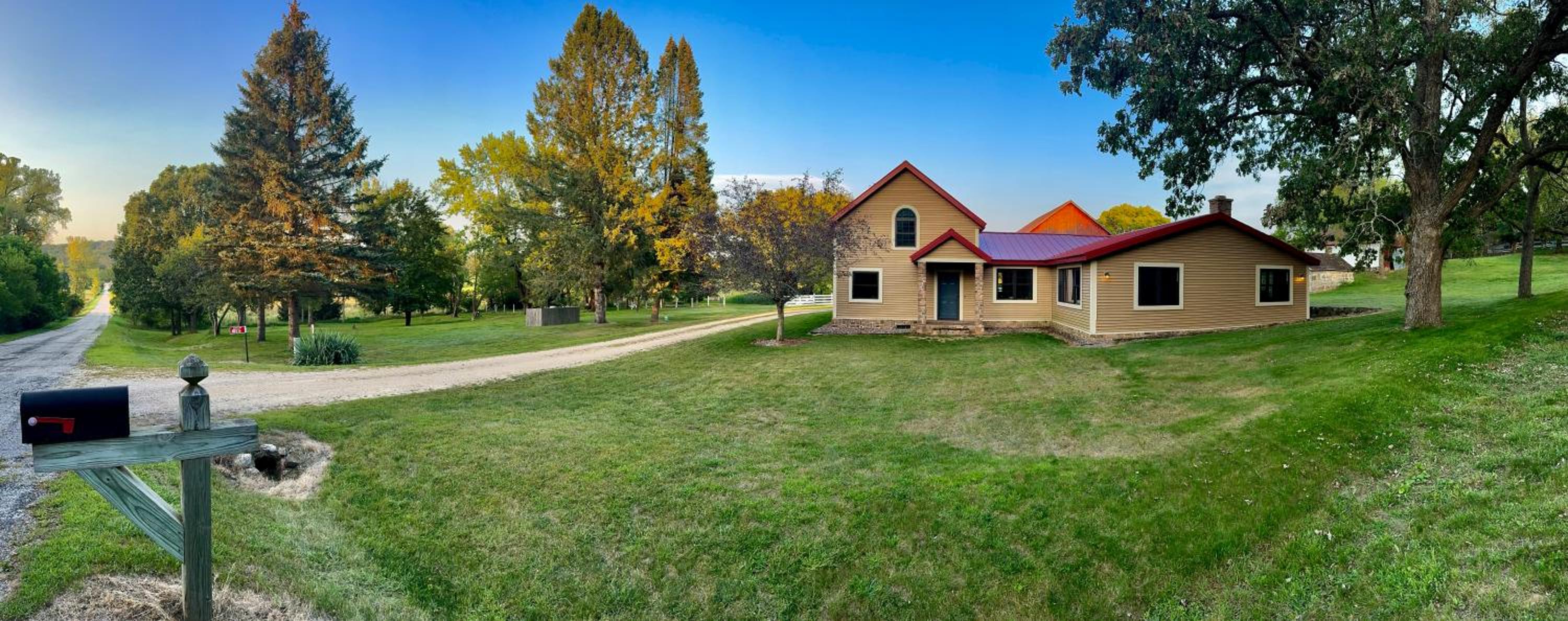 Chic Country Home W Sprawling Acreage view 2