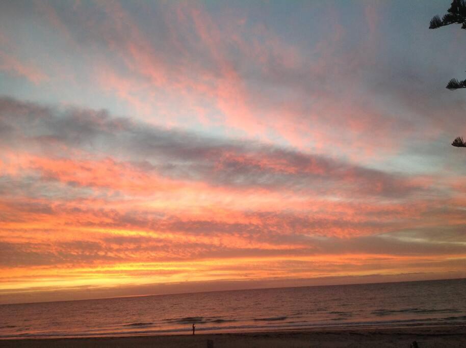 Absolute Beachfront Apartment, amazing sunsets