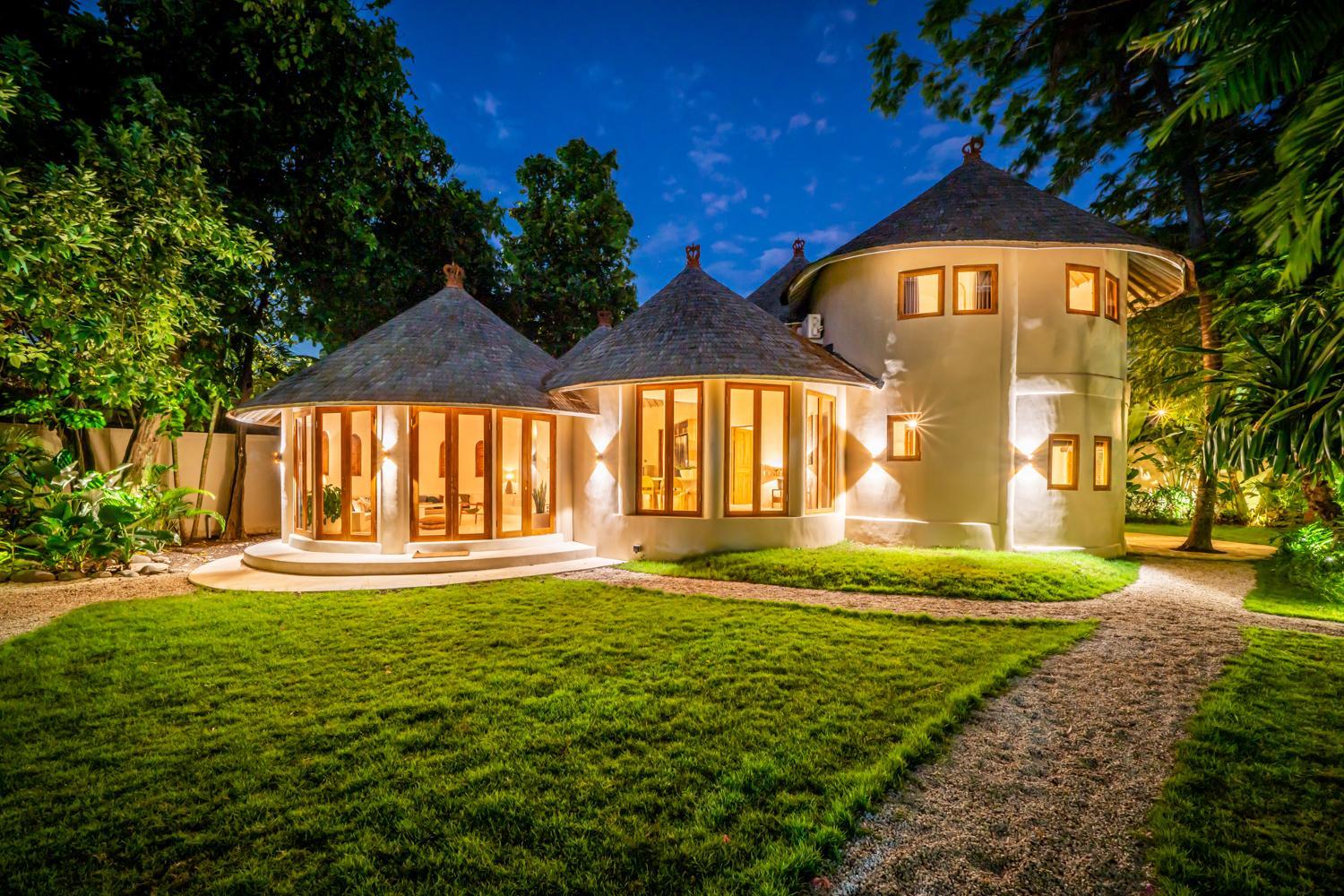 Hotel Villa Meraki, in the heart of Seminyak, walking distance to restaurants, bars and shops, 6BR, large garden - Image 1