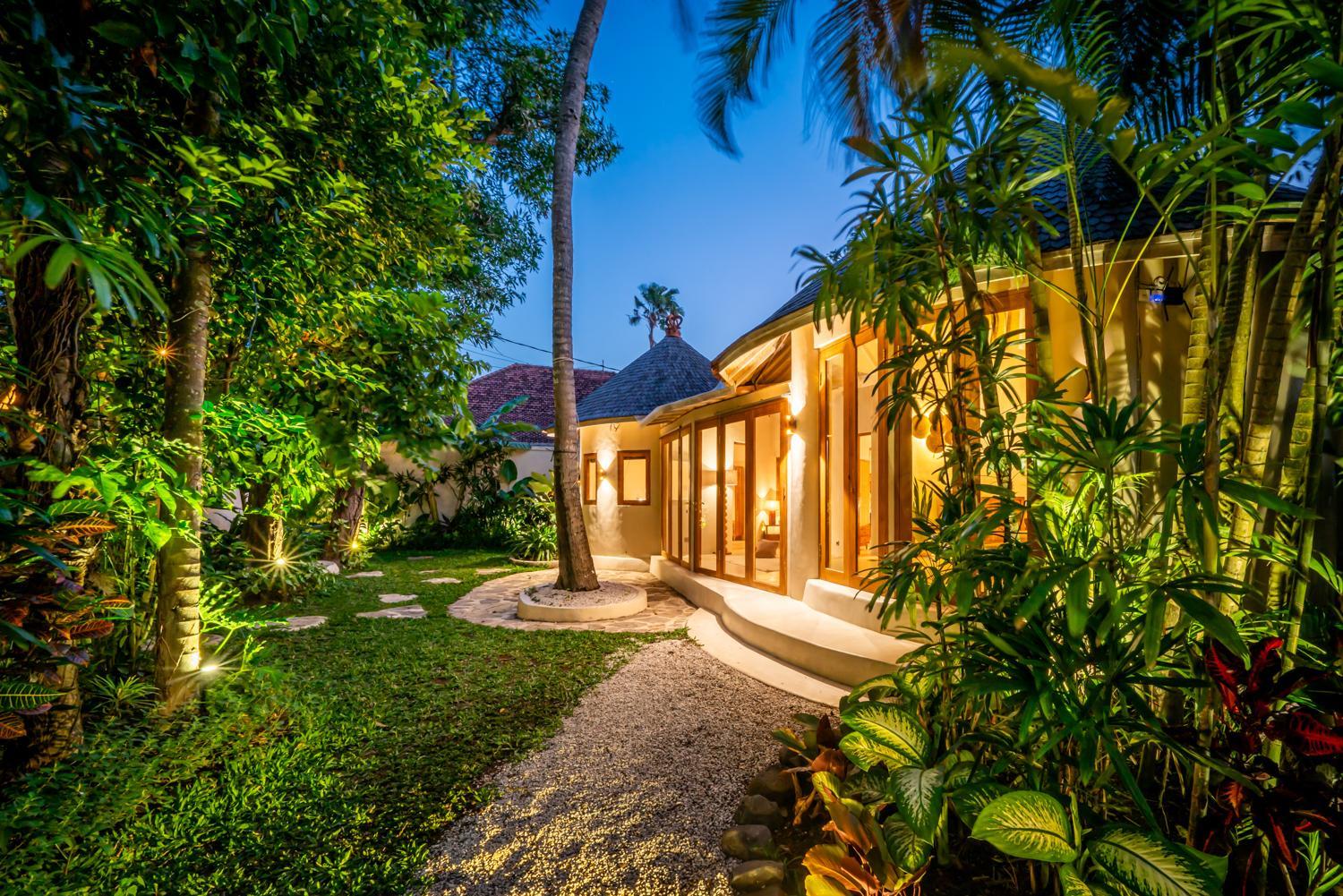 Villa Meraki, 6BR, incl breakfast, heart of Seminyak, walking distance to restaurants, bars and shops, tropical garden view 3