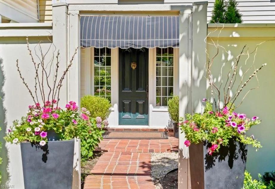 Hummingbird Haven Bed & Breakfast Luxury Suite With Terrace & Seasonal Lake Views Located in Historic Old Town Niagara-On-The-Lake