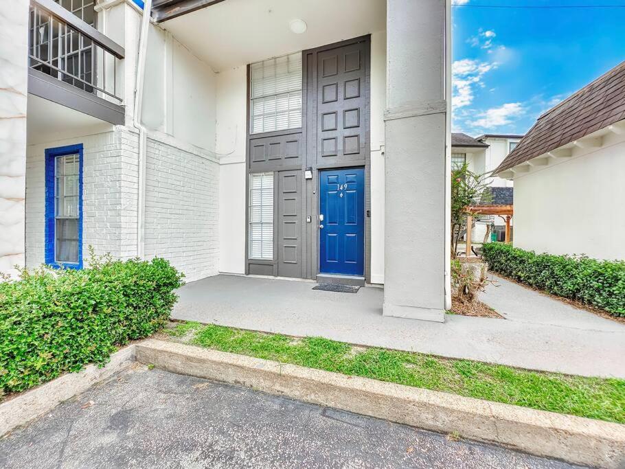 Braeswood 2 close to NRG, Medical Center with Pool, Gym, Pet friendly view 4