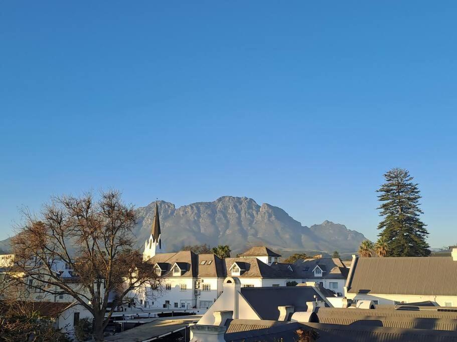 3-Bedroom Penthouse in Stellenbosch for 5 Guests with Stunning Mountain Views