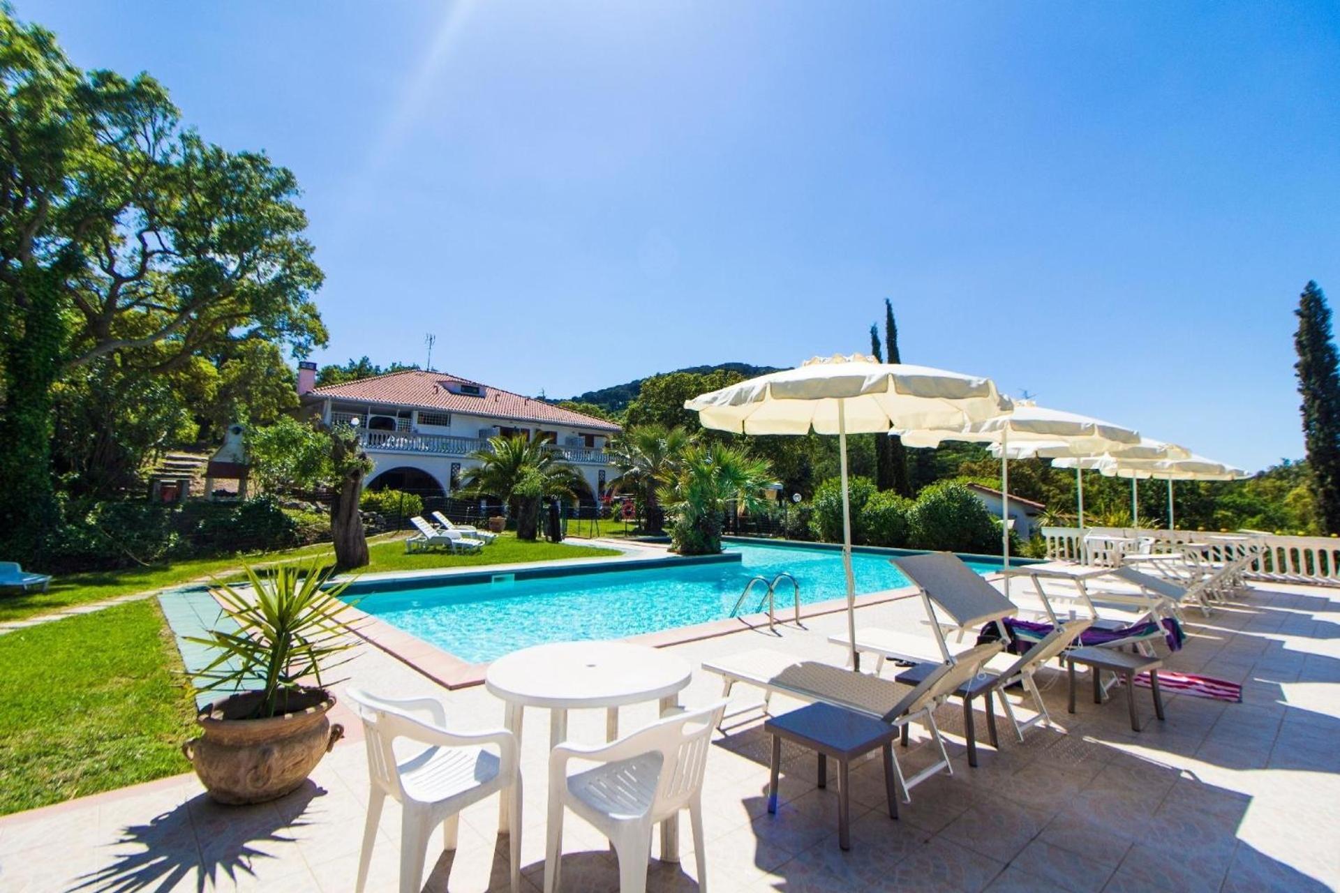 Wohnung mit Grill und gemeinsamem Pool view 3