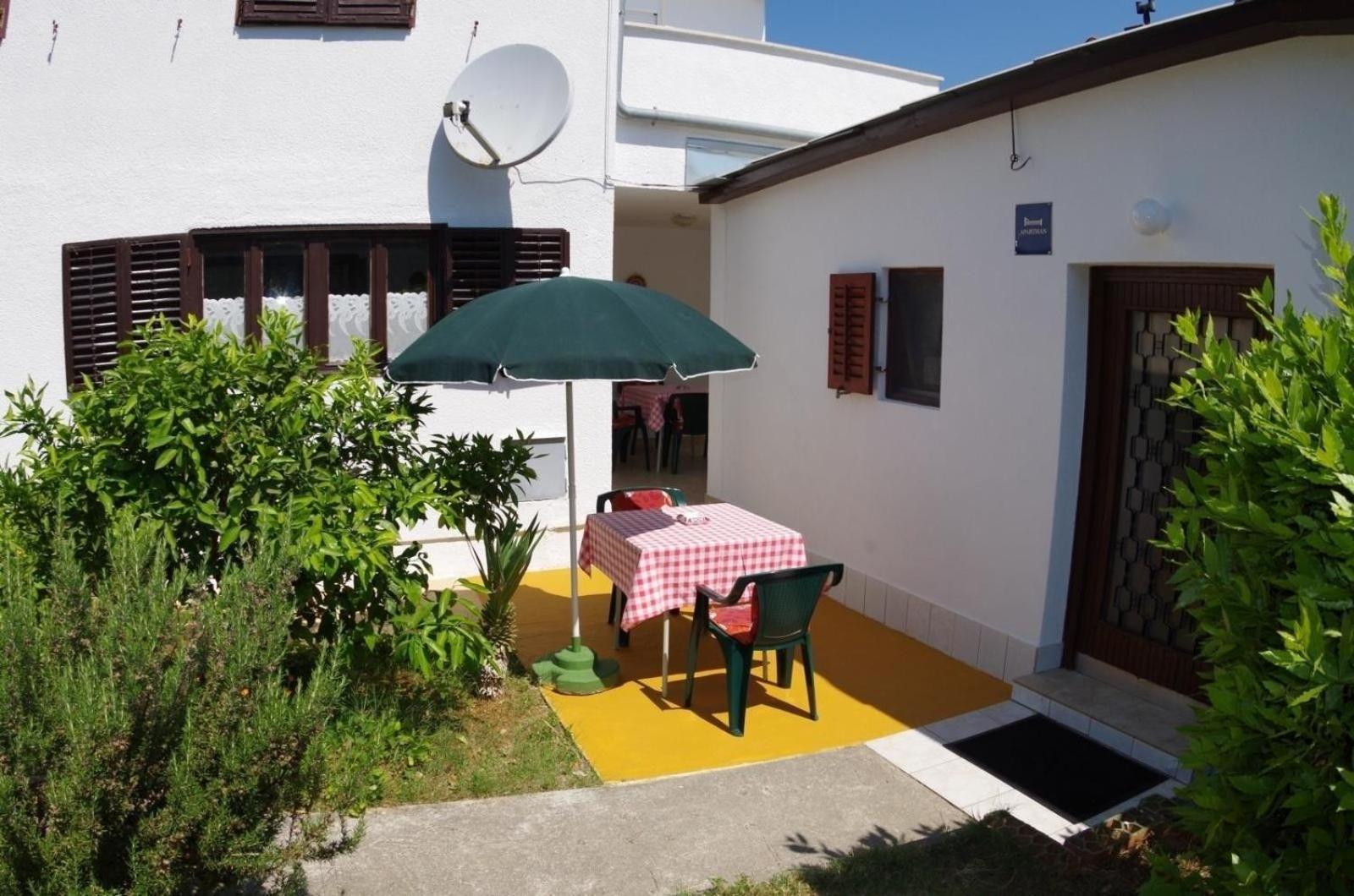Appartement in Premantura mit Grill, Terrasse und Garten view 2