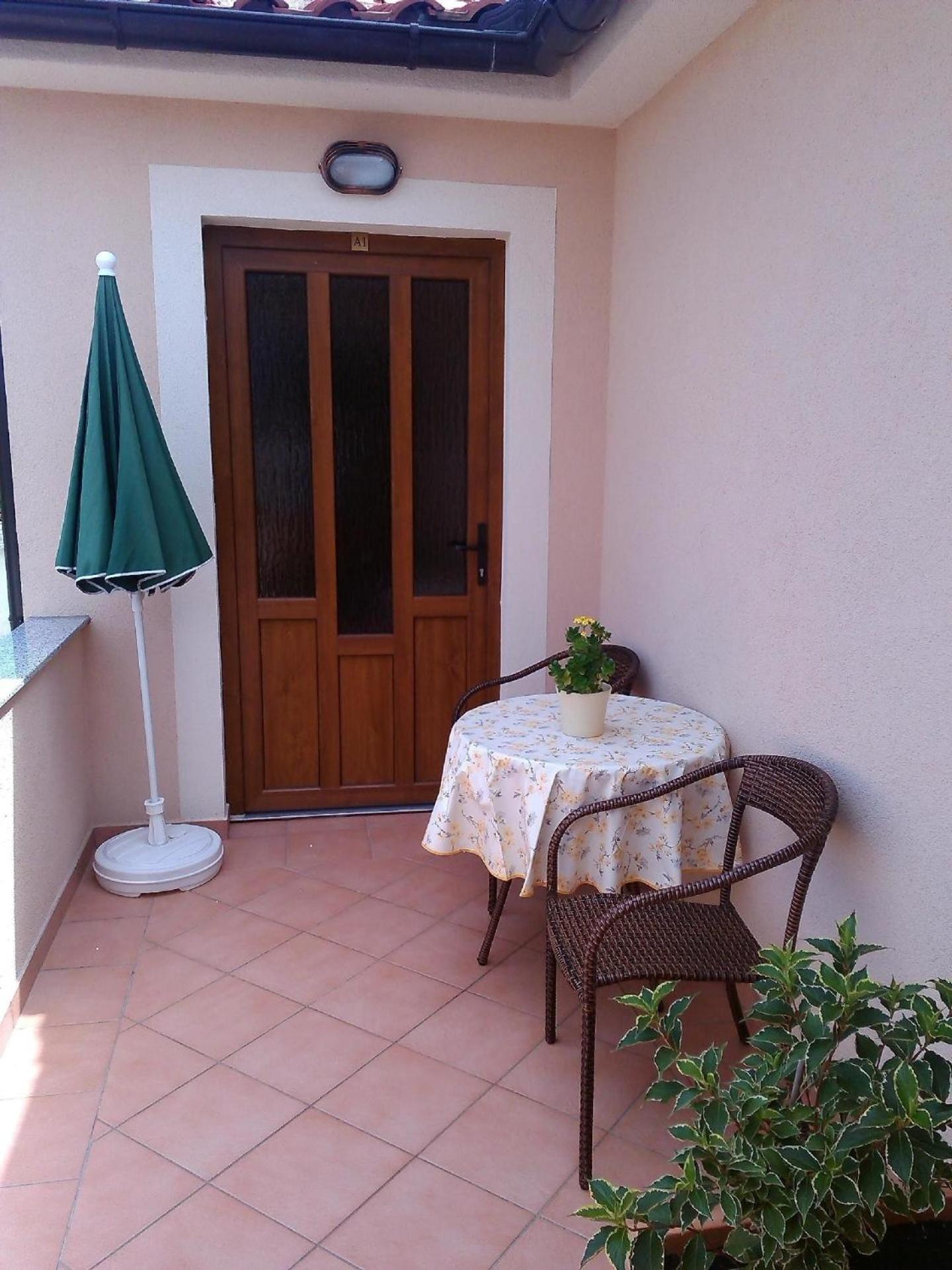 Große Wohnung in Gabonjin mit Großem Garten view 3