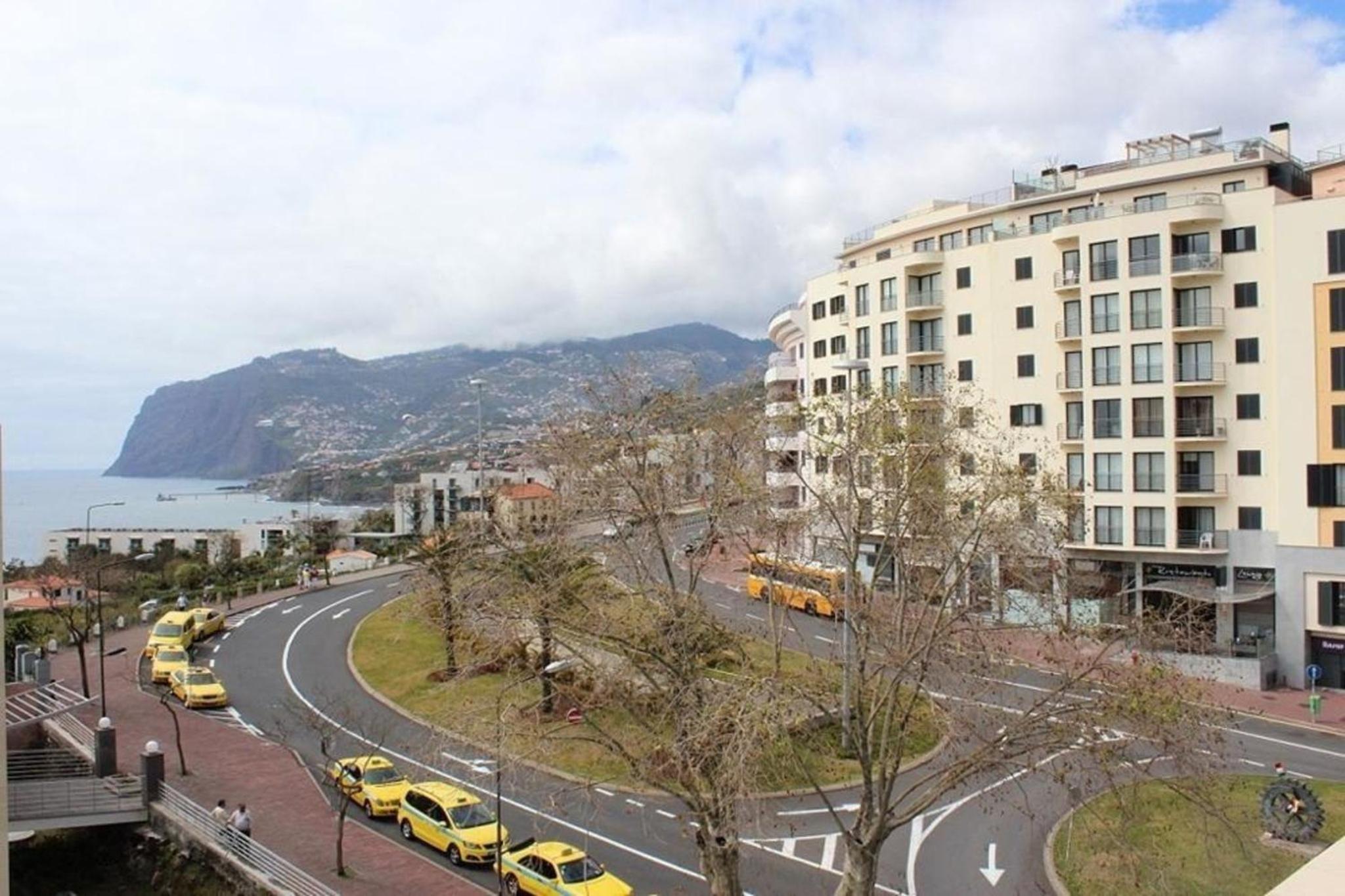 Geräumige Ferienwohnung mit Balkon, in sehr guter Lage mit herrlichem Blick auf das Meer und die Berge view 3