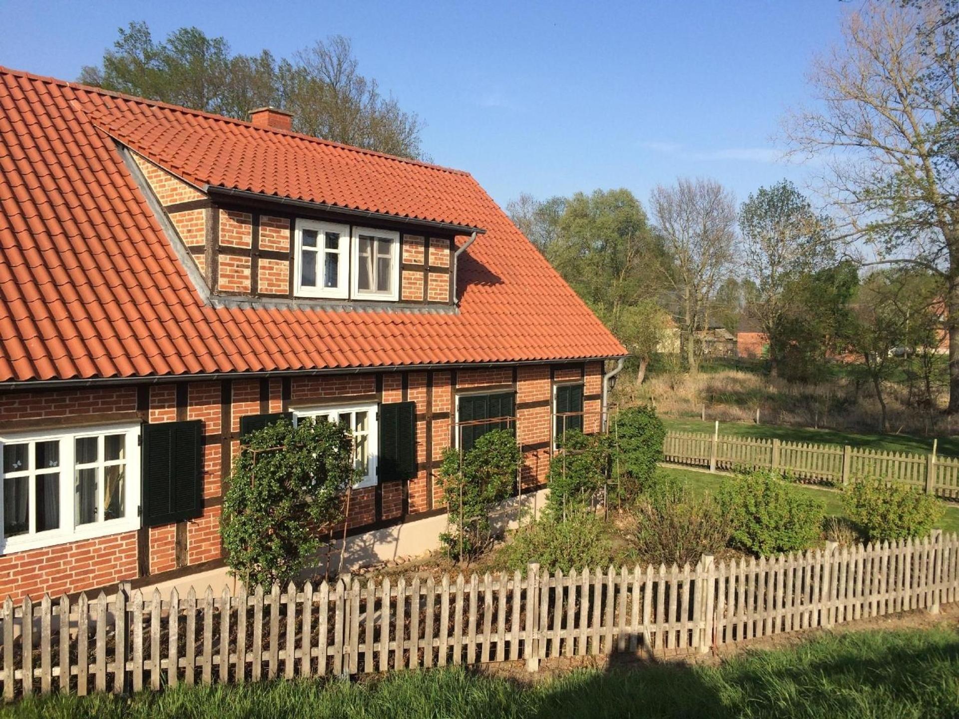 Haus Elbrose inmitten von Rosen mit Elbdeichzugang
