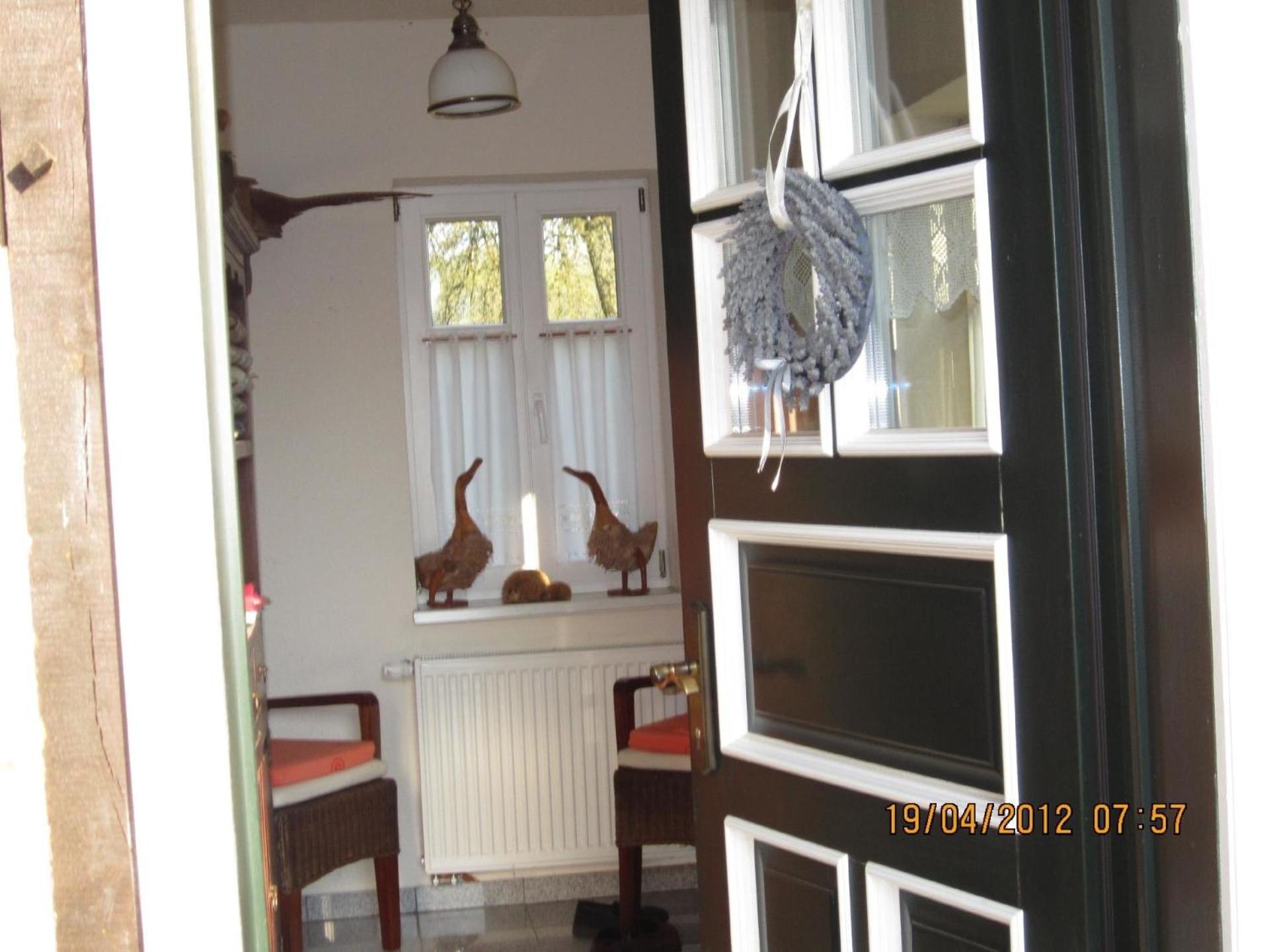 Haus Elbrose inmitten von Rosen mit Elbdeichzugang