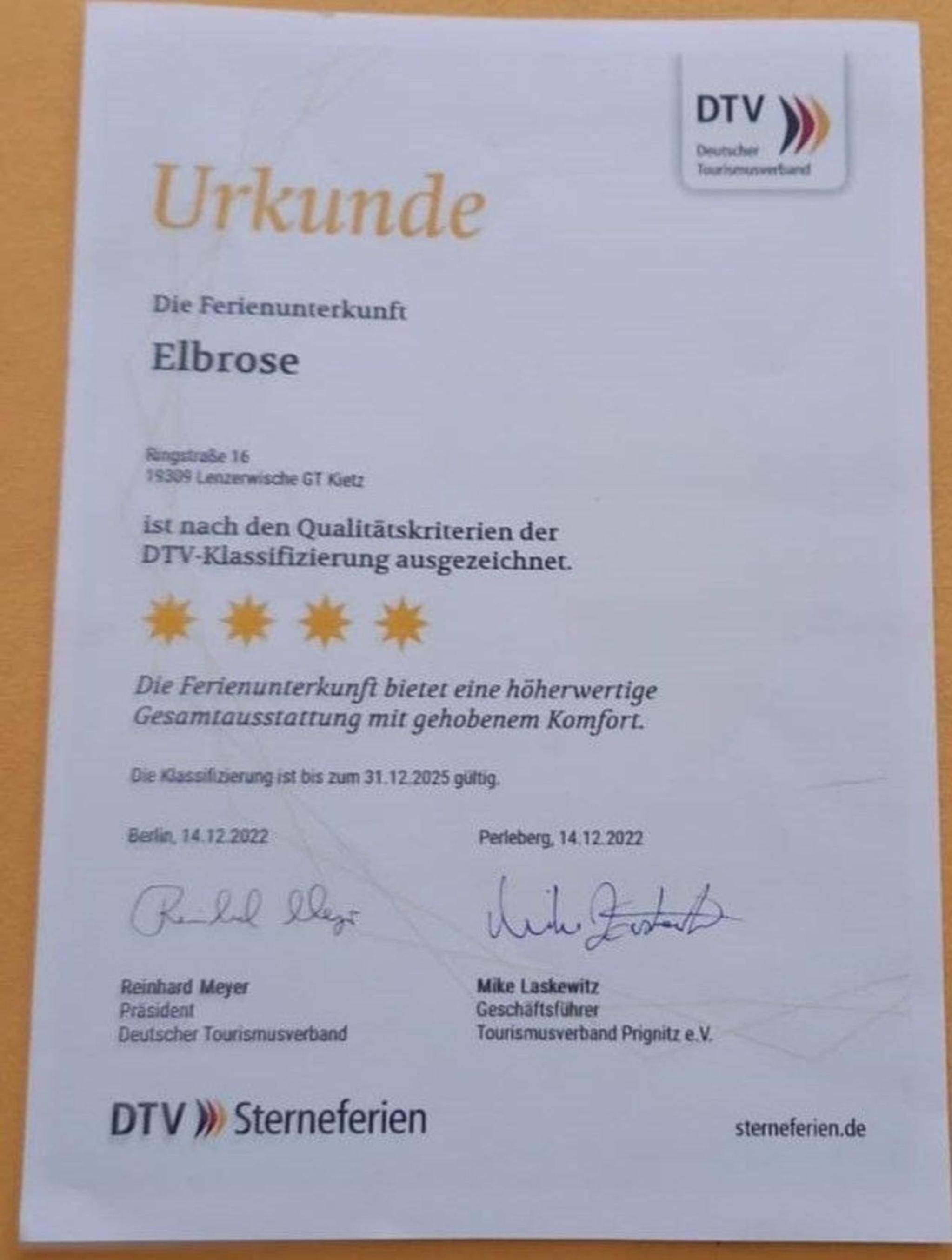Haus Elbrose inmitten von Rosen mit Elbdeichzugang