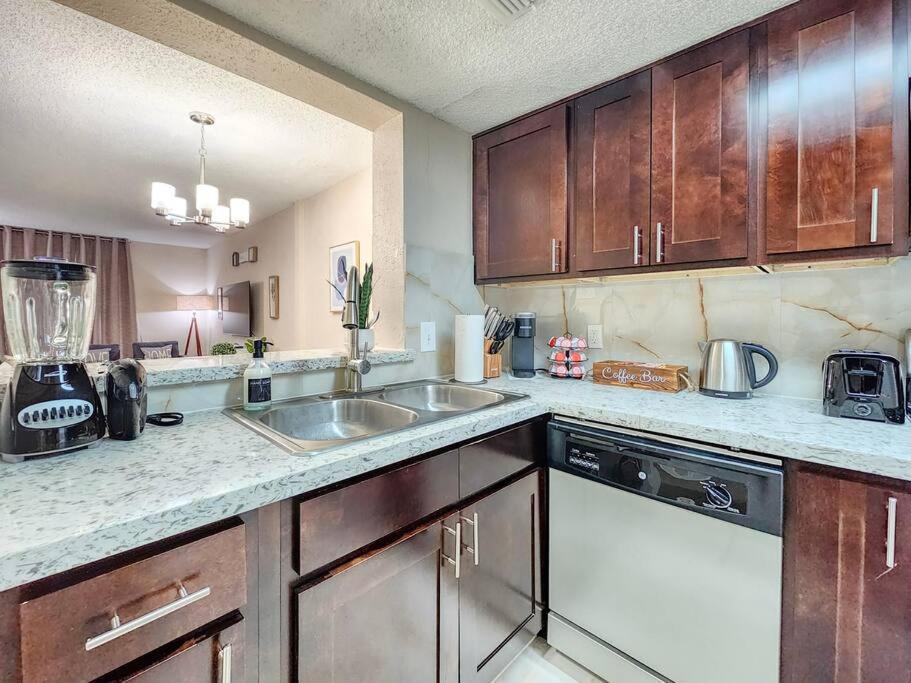 Braeswood 1 close to NRG, Medical Center, with 1 King and 2 Queen Beds, Pet friendly view 3