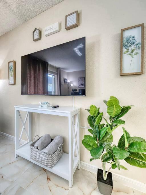 Braeswood 1 close to NRG, Medical Center, with 1 King and 2 Queen Beds, Pet friendly view 4