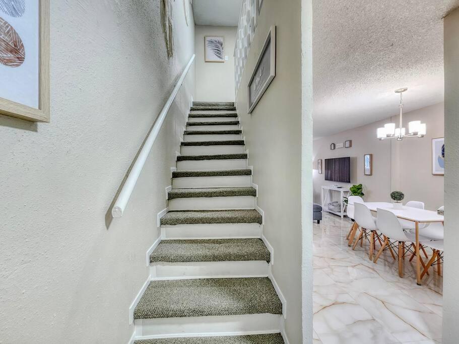 Braeswood 1 close to NRG, Medical Center, with 1 King and 2 Queen Beds, Pet friendly view 5