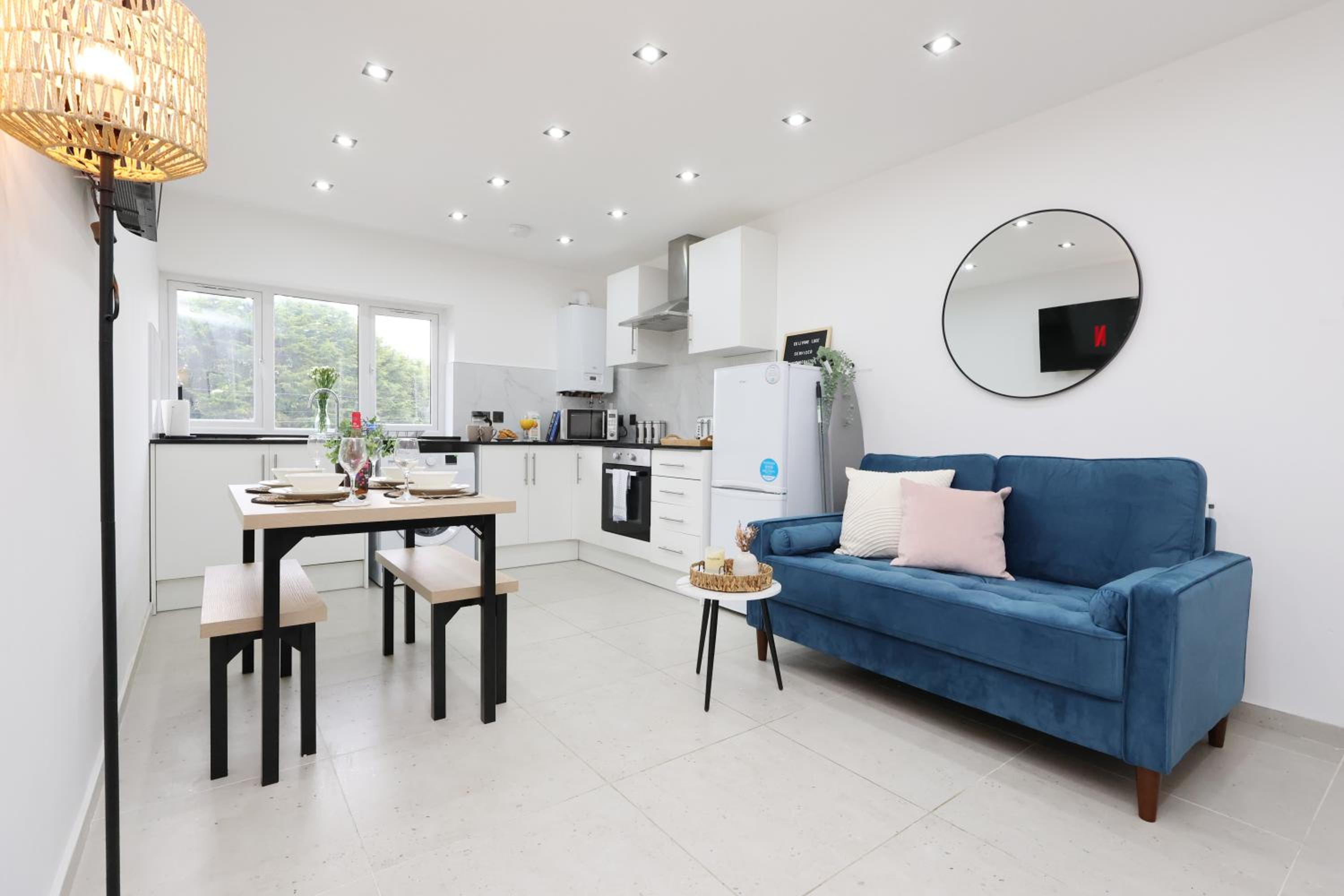 Modern 3 Bedroom Apartment With Parking - Sleeps 5 - Swansea - Close to M4 - 15 Mins To City Centre - By EKLIVING LUXE Short Lets & Serviced Accommodation view 4