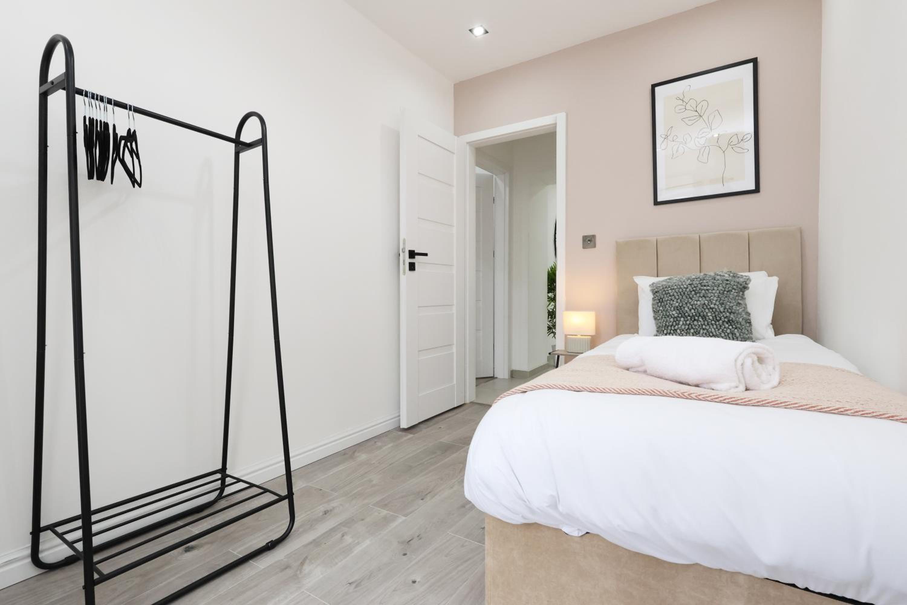 Modern 3 Bedroom Apartment With Parking - Sleeps 5 - Swansea - Close to M4 - 15 Mins To City Centre - By EKLIVING LUXE Short Lets & Serviced Accommodation view 5