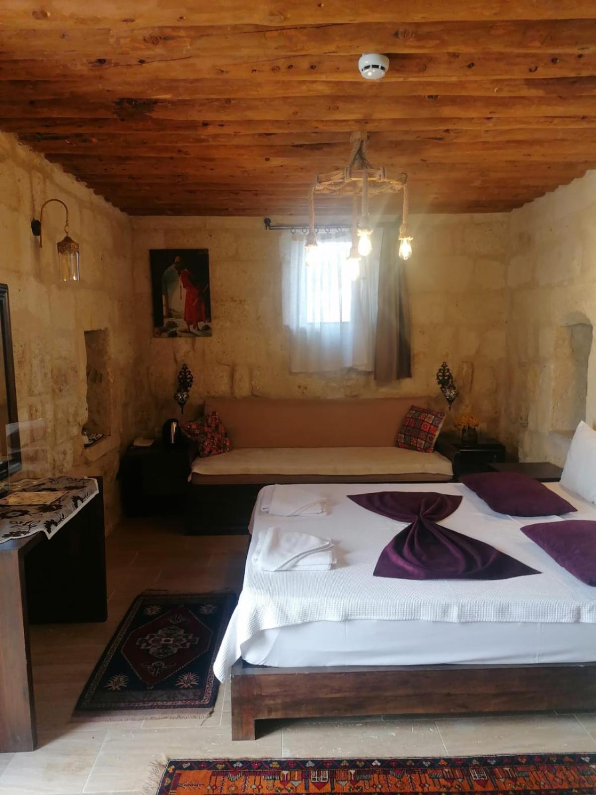 Tafana Cave & Stone Lodge view 4