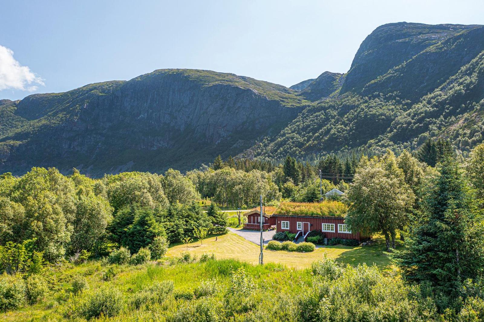 Charming cabin retreat by the coast in Midsund view 2