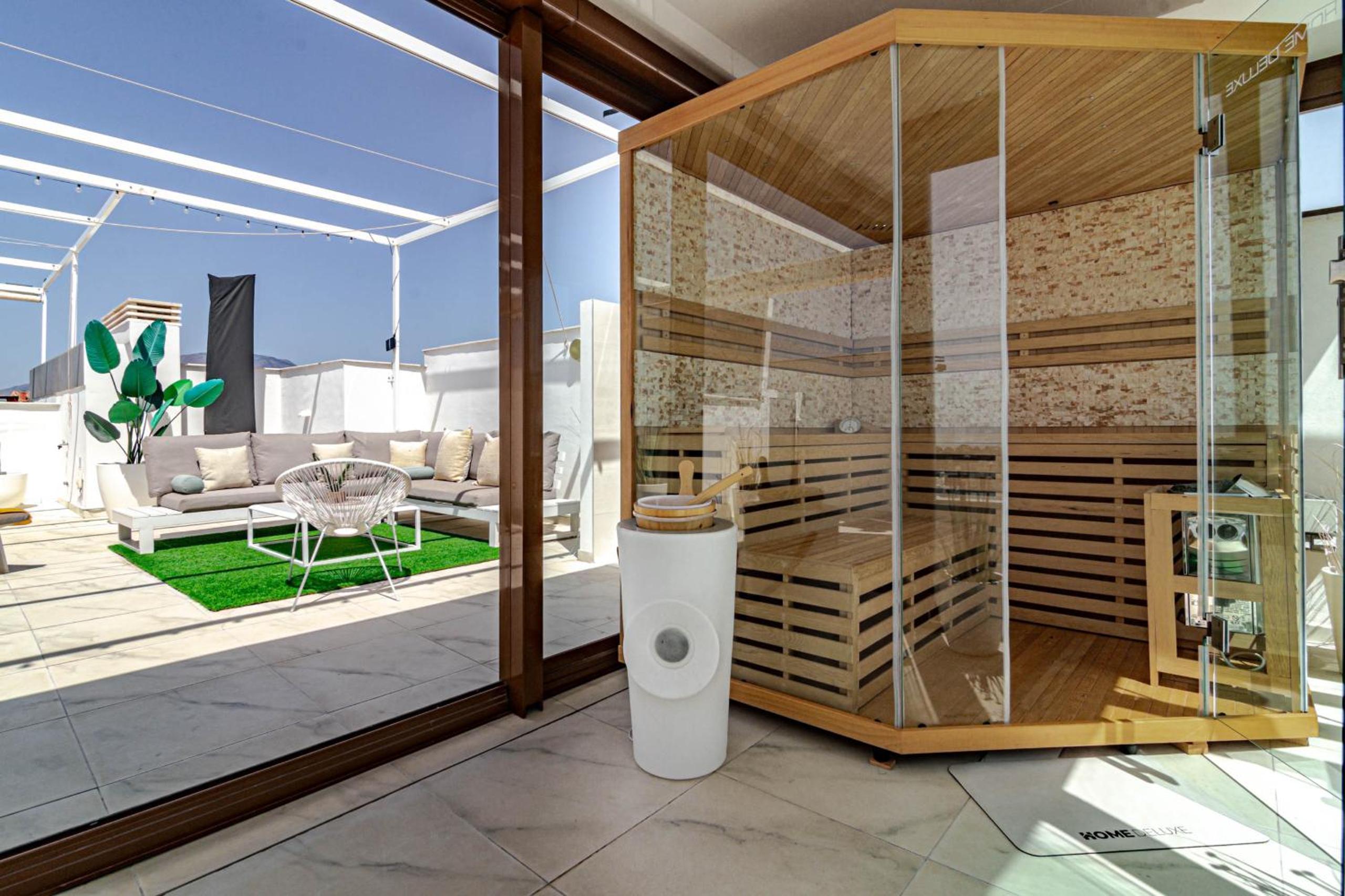 LMS48- Roof terrace jacuzzi sauna photo 2