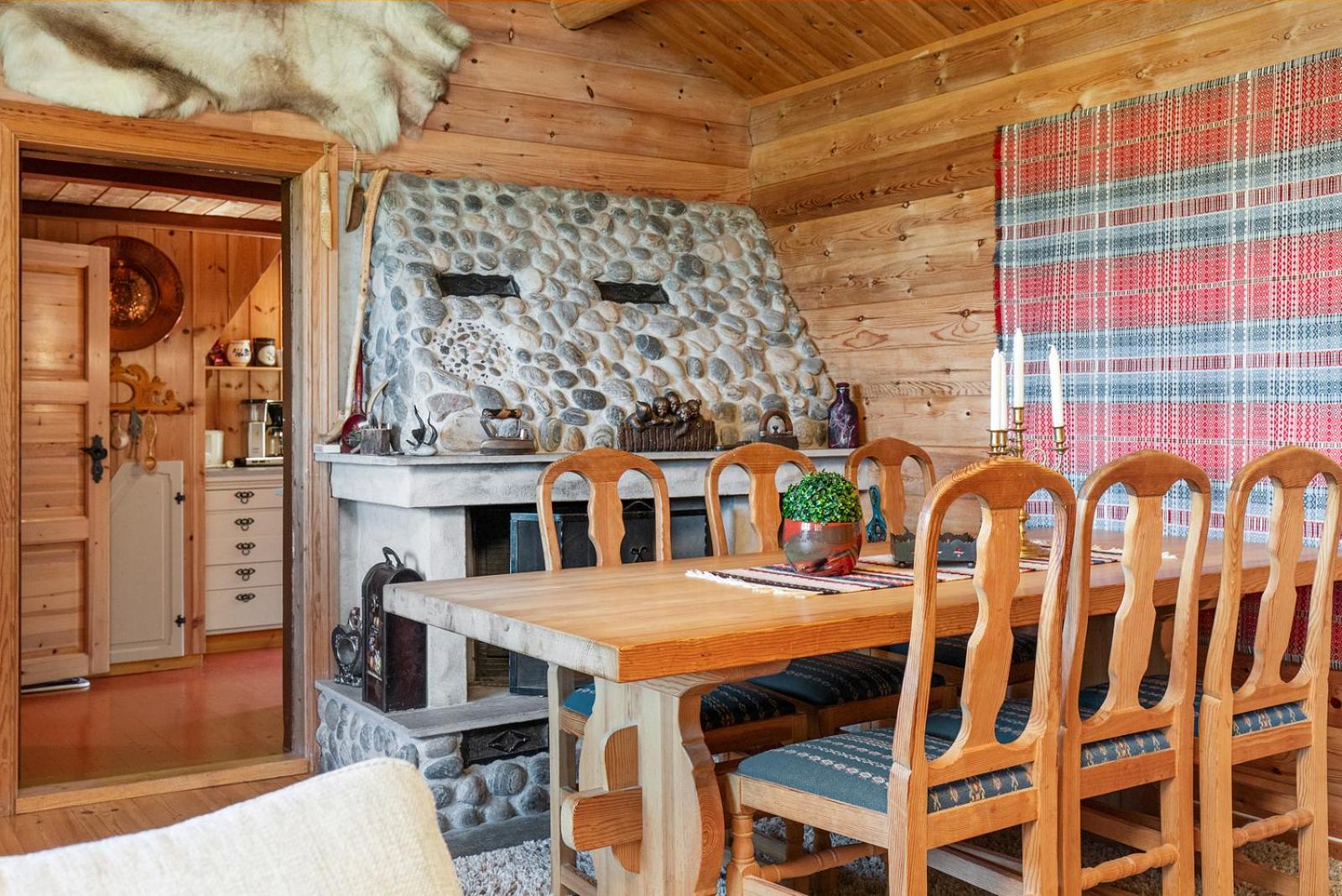 Charming cabin retreat by the coast in Midsund view 5