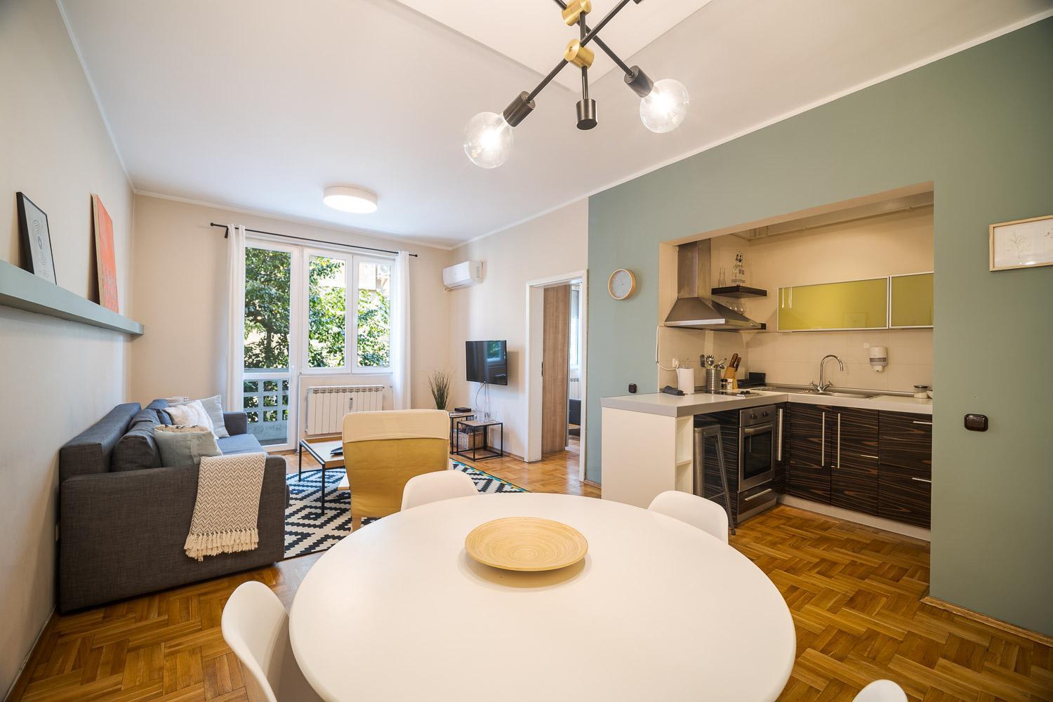 Cozy 1 bdrm, top center, Solunska near Vitoshka street