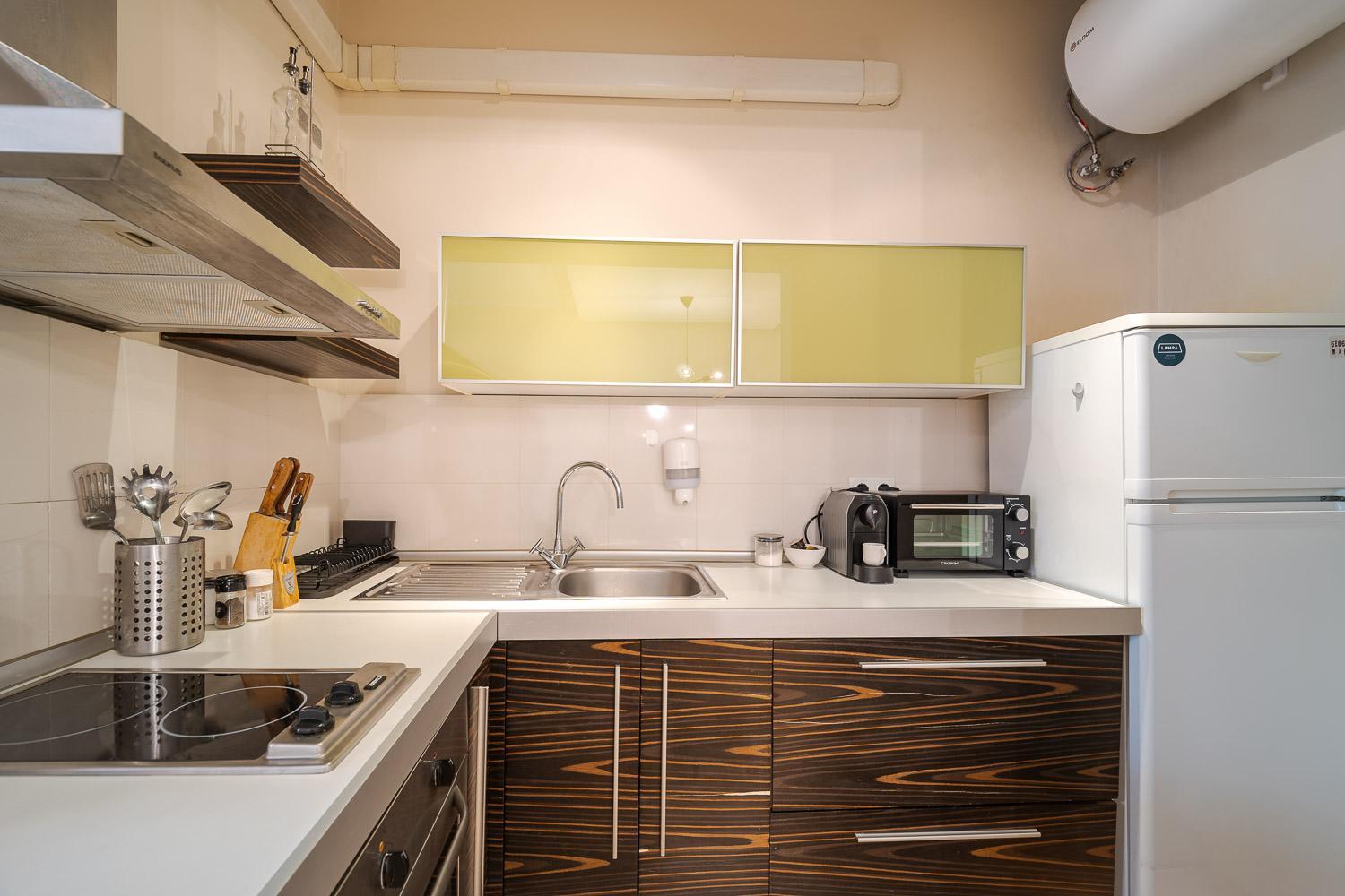 Cozy 1 bdrm, top center, Solunska near Vitoshka street