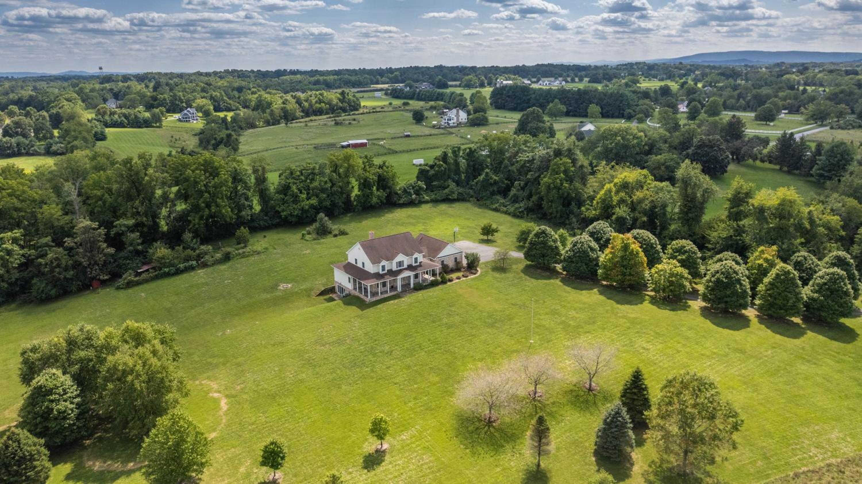 Luxury 15 acre Estate in Historic Purcellville, Virginia - Property Image 22