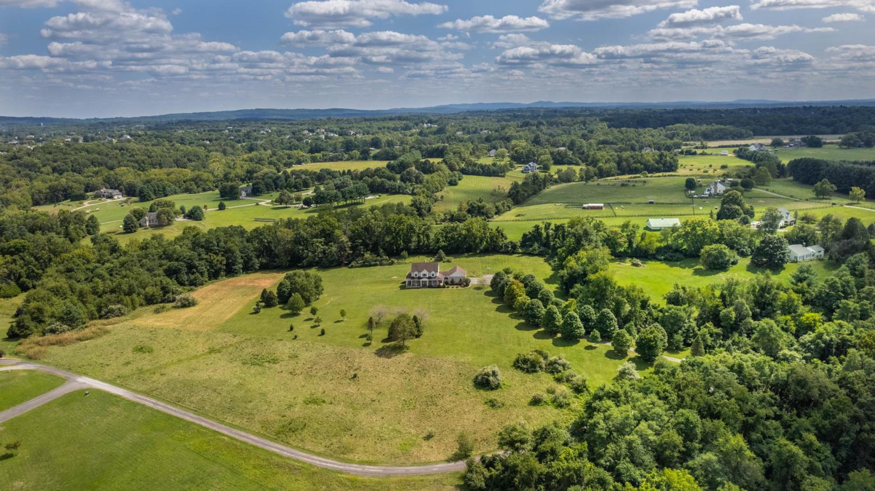 Luxury 15 acre Estate in Historic Purcellville, Virginia - Property Image 18