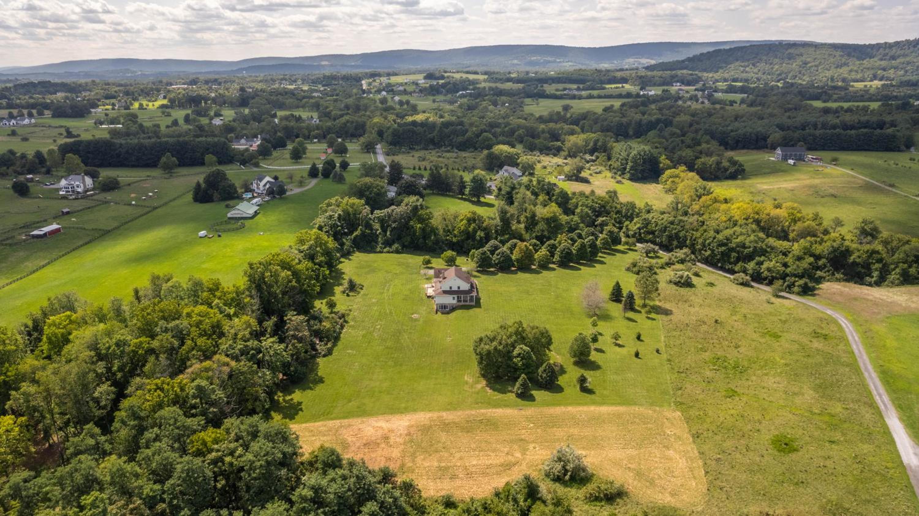 Luxury 15 acre Estate in Historic Purcellville, Virginia - Property Image 2