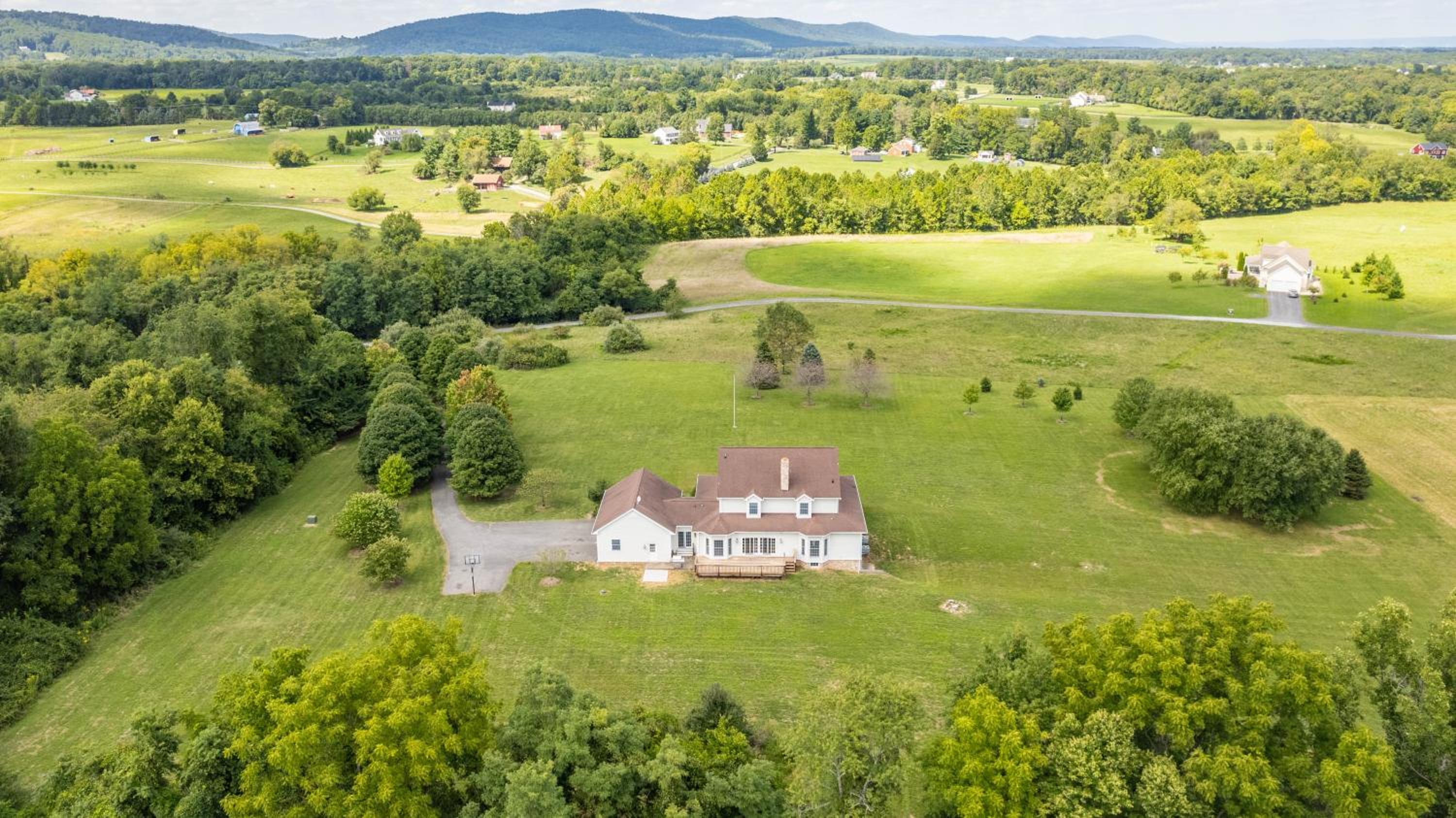 Luxury 15 acre Estate in Historic Purcellville, Virginia - Property Image 11