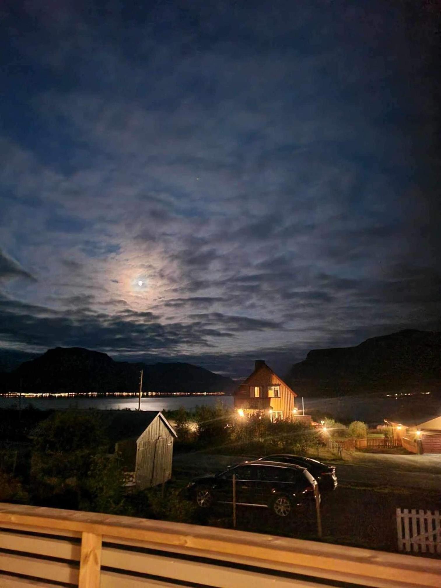 Hytte i Skinnelv, Lyngen view 2