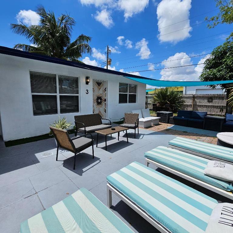 Private Home, KING Room- Pool & Patios - Near Beaches & Dining — photo 2