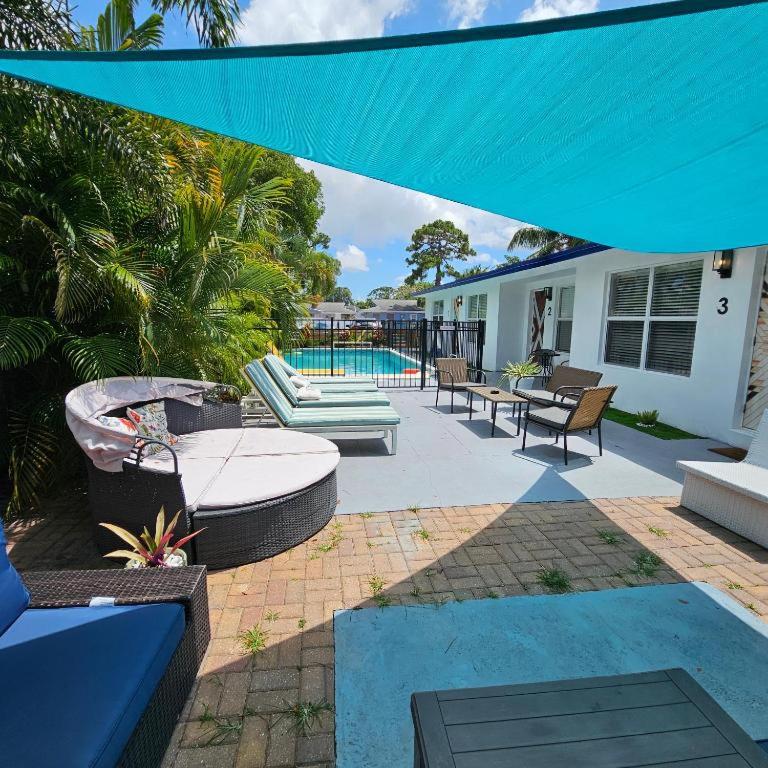 Private Home, KING Room- Pool & Patios - Near Beaches & Dining — photo 4