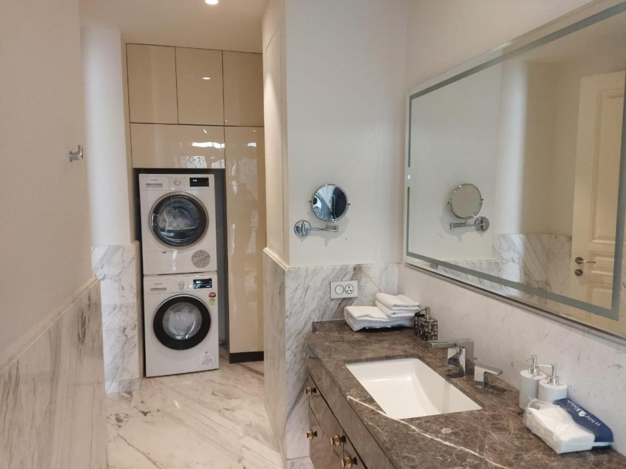 Luxury Studio Apartment attached to Leela Hotel view 3