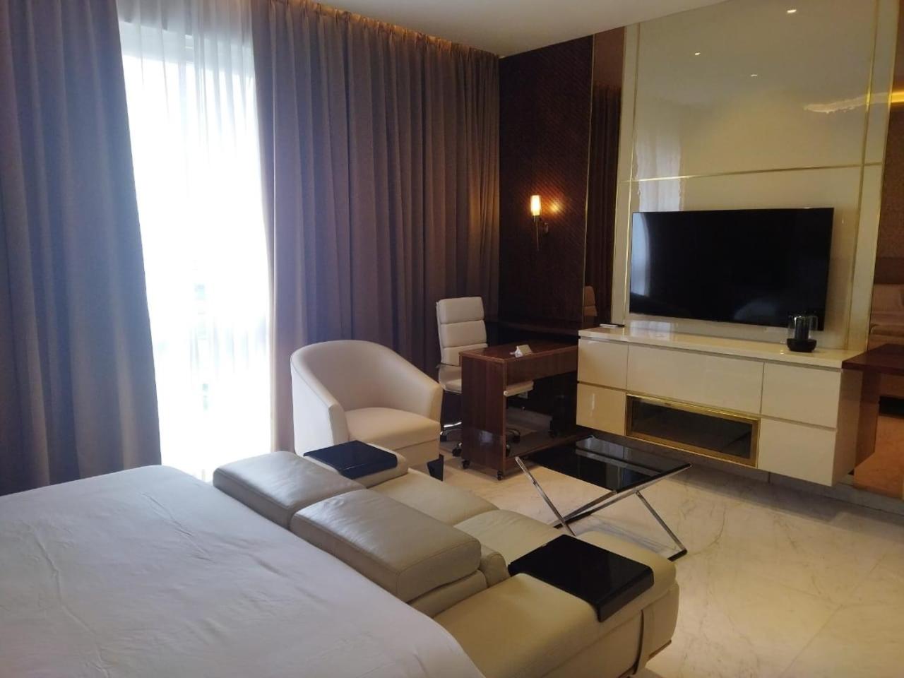 Luxury Studio Apartment attached to Leela Hotel view 4