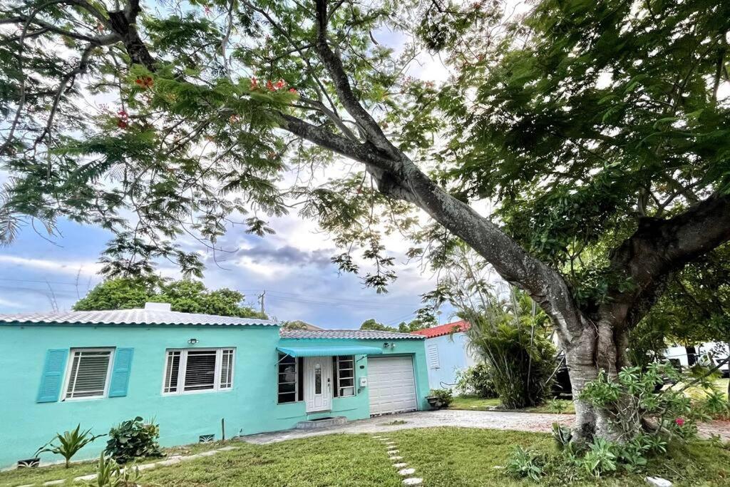 Centric 2 Bedroom Home in Hollywood W Backyard 5 min to Beaches view 4