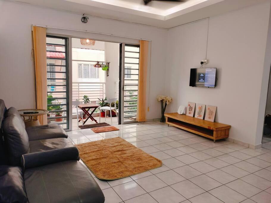 Spacious 3BR Apartment Near Town photo 2