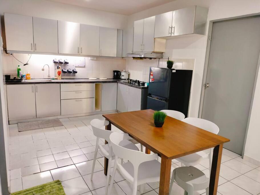 Spacious 3BR Apartment Near Town