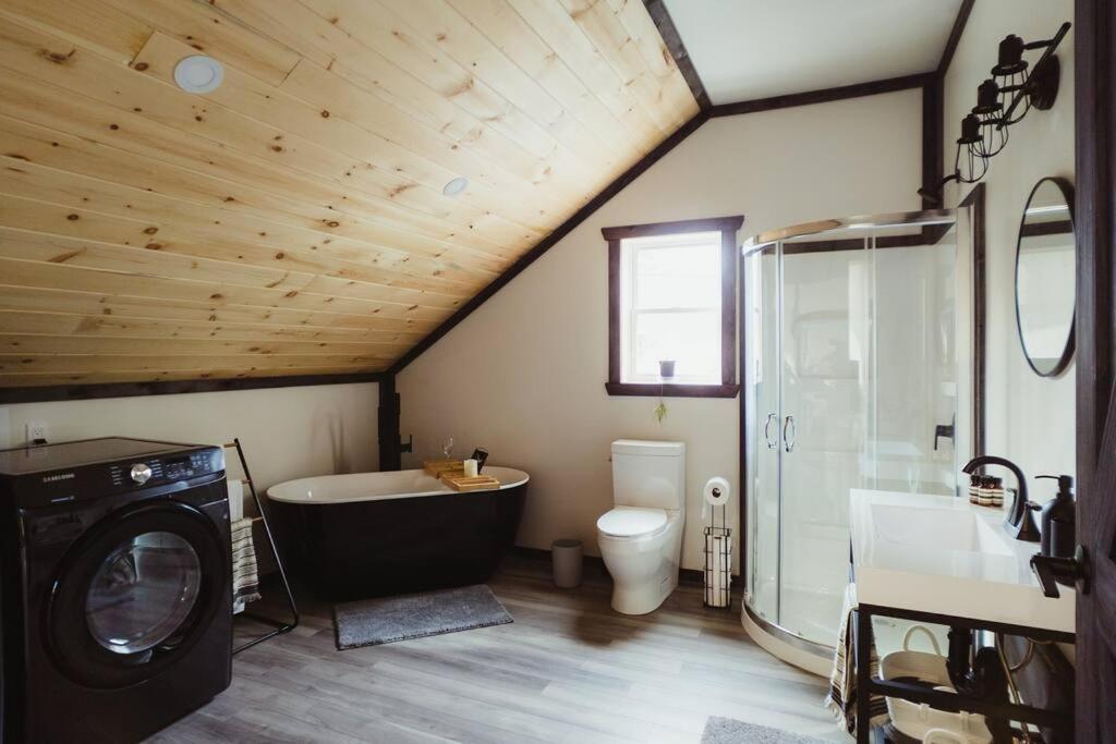 Waterfront lux loft 2 bedroom perfect for couples